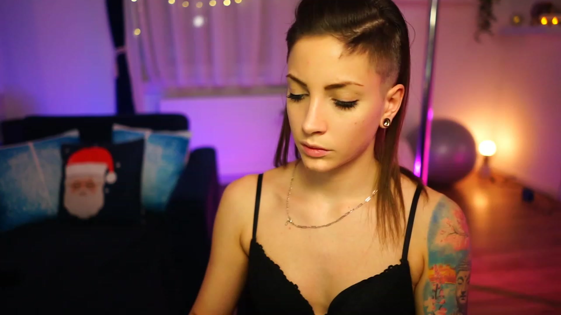 Gallery image thumbnail from Kend_dall's myfreecams stream on, 12/12/2022, 24:02 image 2 of 20
