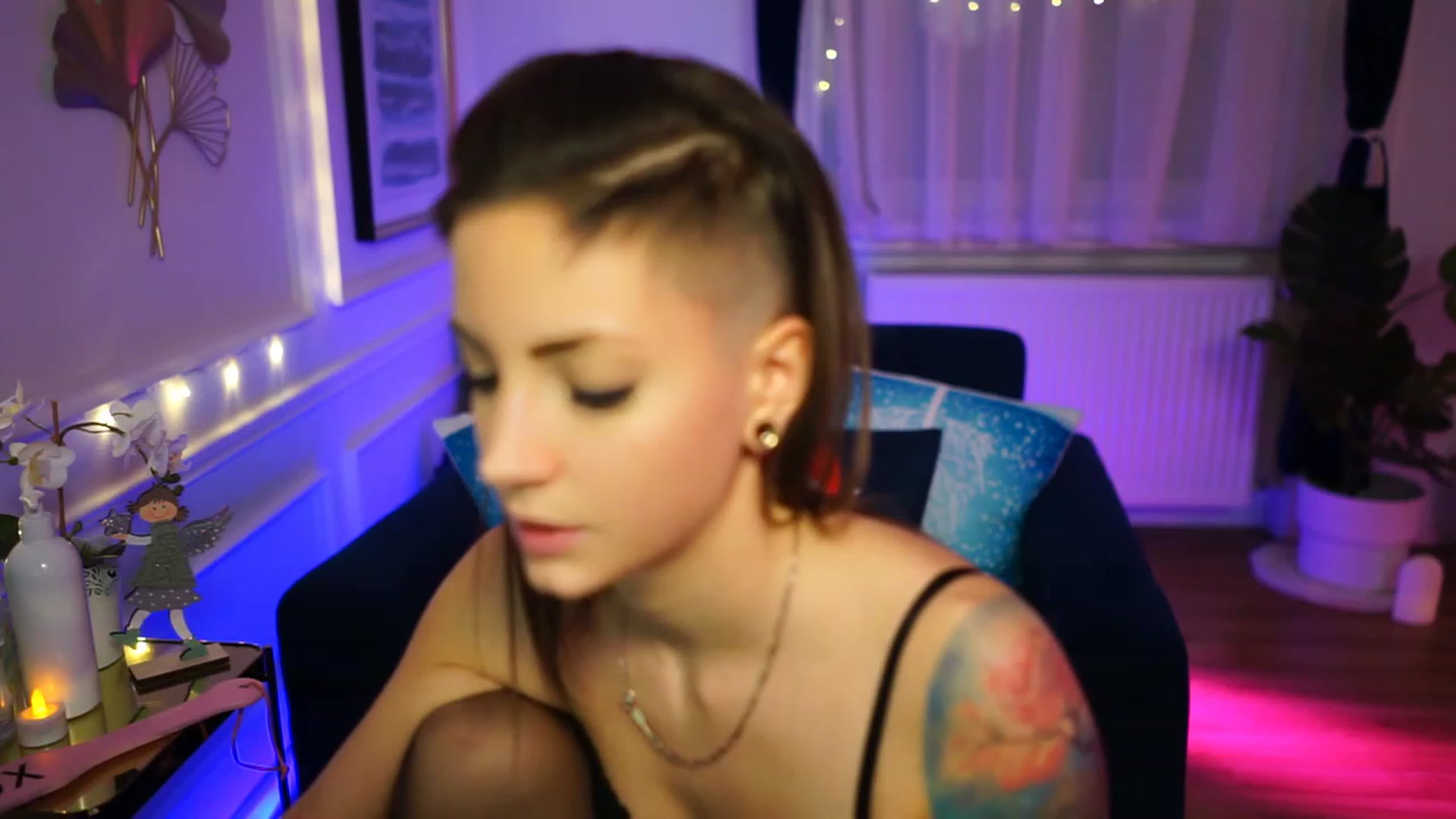Gallery image thumbnail from Kend_dall's myfreecams stream on, 12/12/2022, 24:02 image 13 of 20
