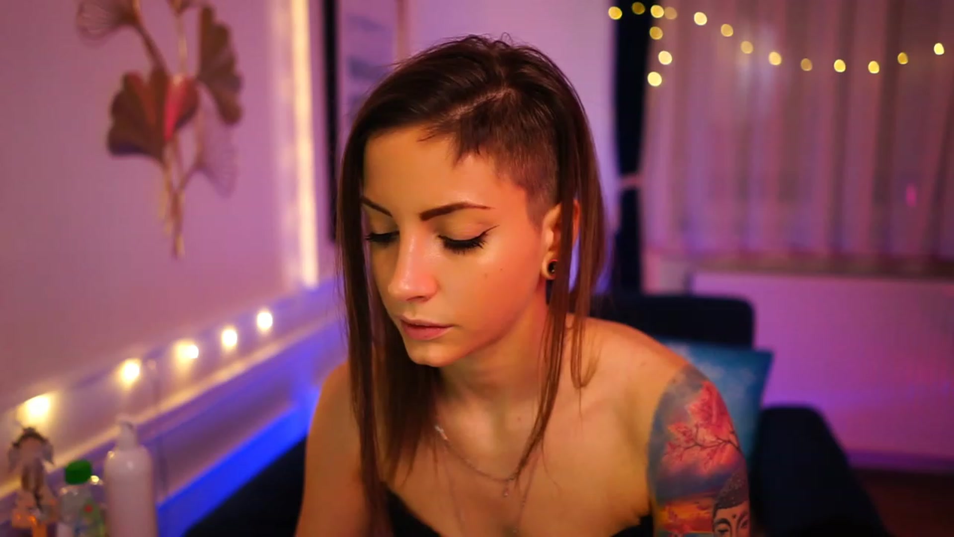Gallery image thumbnail from Kend_dall's myfreecams stream on, 12/22/2022, 07:43 image 9 of 20