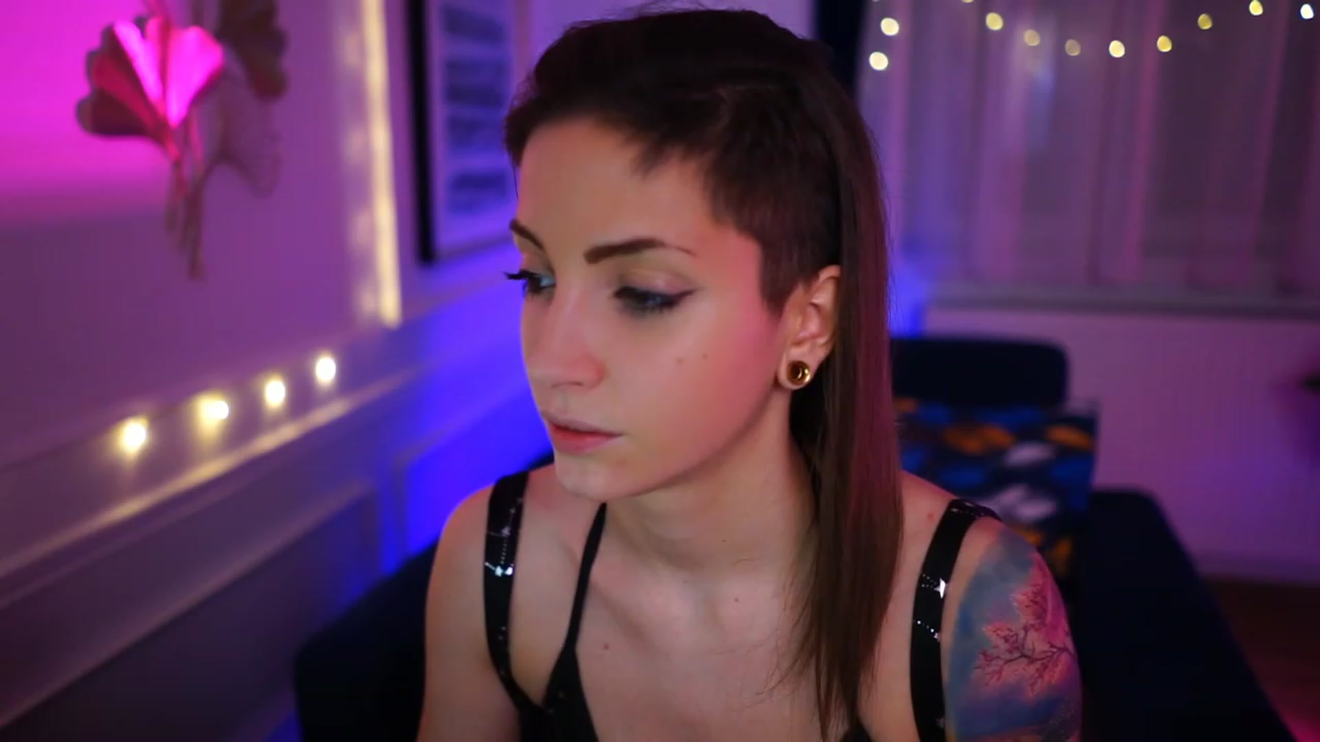 Gallery image thumbnail from Kend_dall's myfreecams stream on, 01/09/2023, 16:36 image 6 of 20