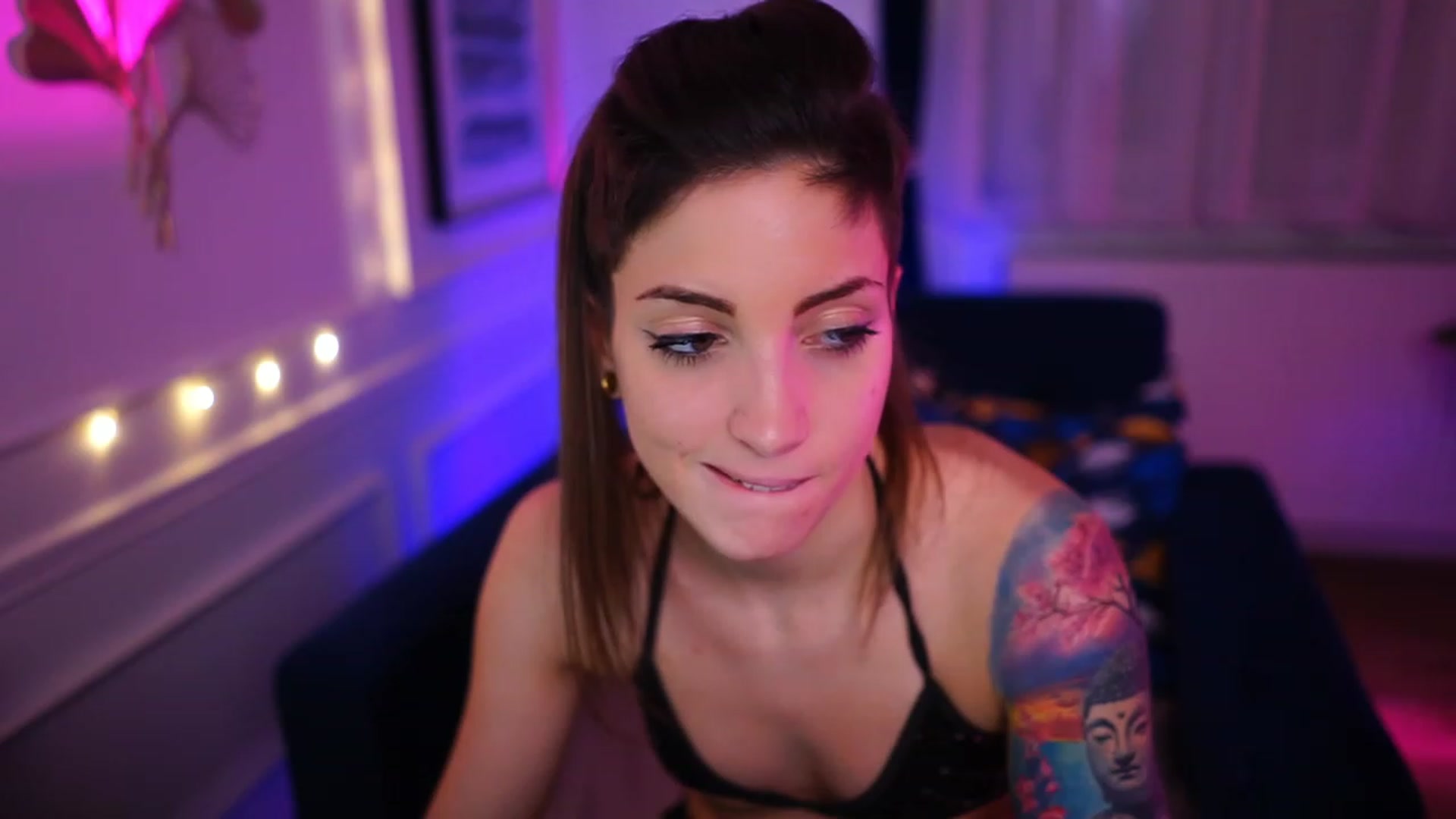 Gallery image thumbnail from Kend_dall's myfreecams stream on, 01/09/2023, 16:36 image 16 of 20