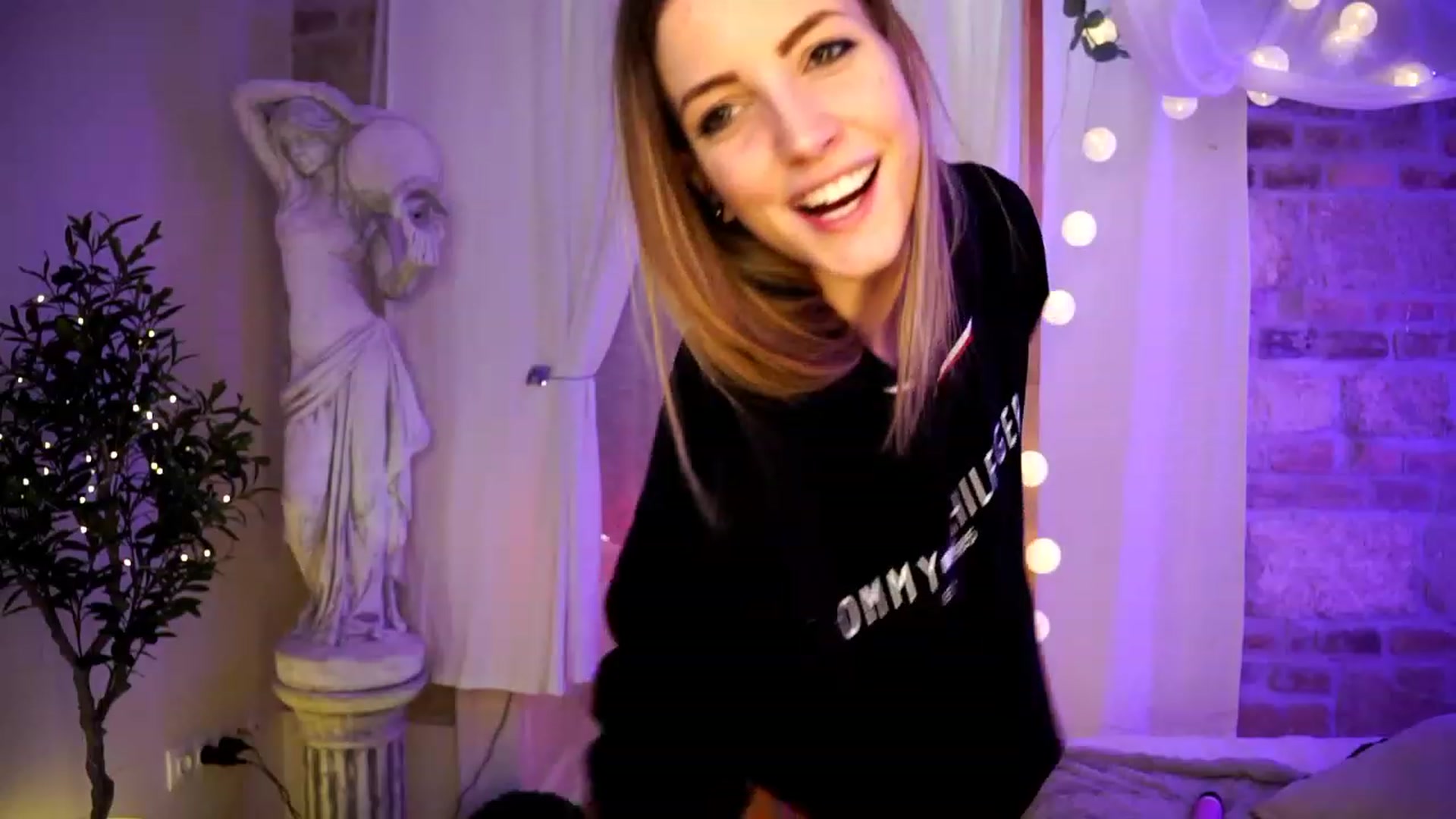 Gallery image thumbnail from Kend_dall's myfreecams stream on, 03/29/2023, 12:05 image 18 of 20