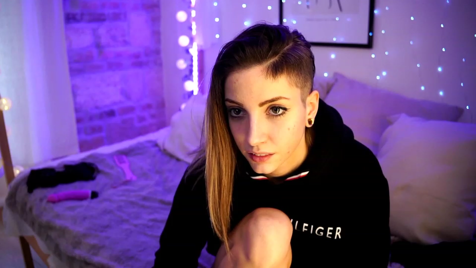 Gallery image thumbnail from Kend_dall's myfreecams stream on, 03/29/2023, 15:14 image 4 of 20