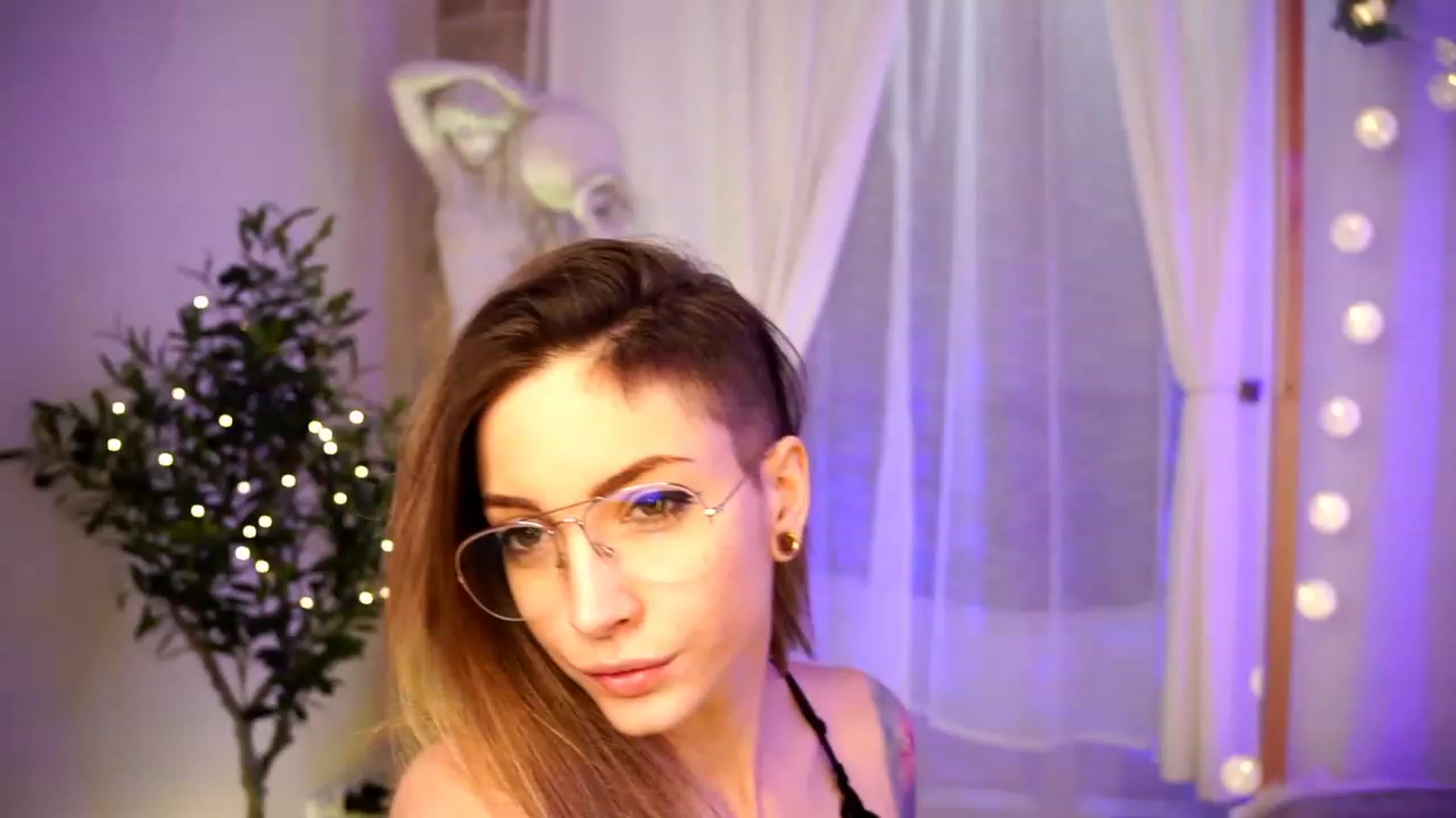 Gallery image thumbnail from Kend_dall's myfreecams stream on, 04/02/2023, 14:45 image 2 of 20