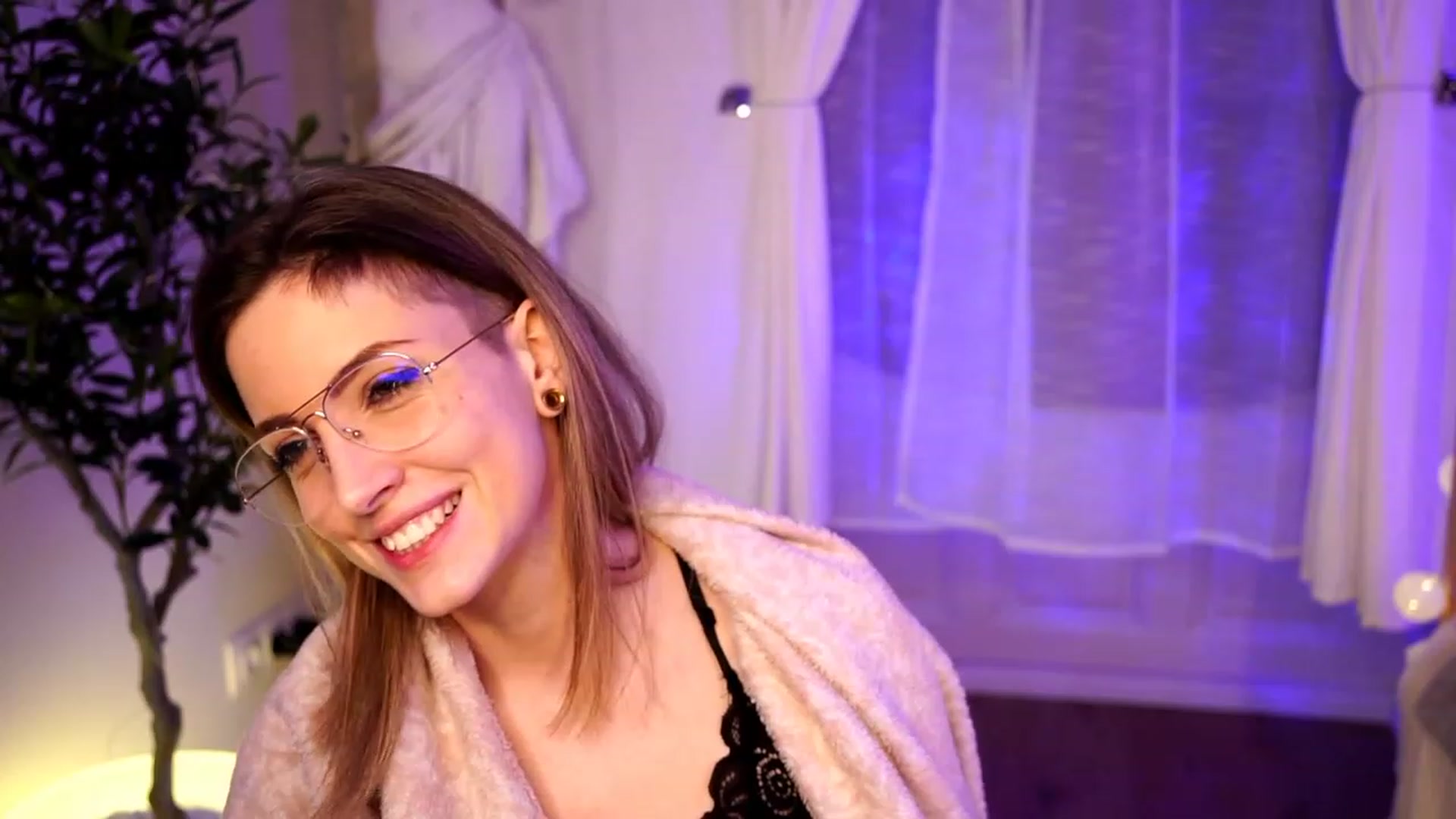 Gallery image thumbnail from Kend_dall's myfreecams stream on, 04/02/2023, 15:30 image 18 of 20