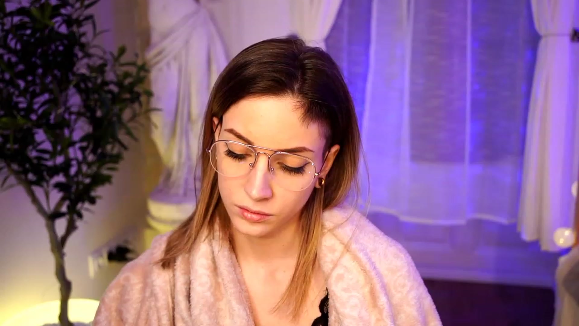 Gallery image thumbnail from Kend_dall's myfreecams stream on, 04/02/2023, 15:30 image 10 of 20