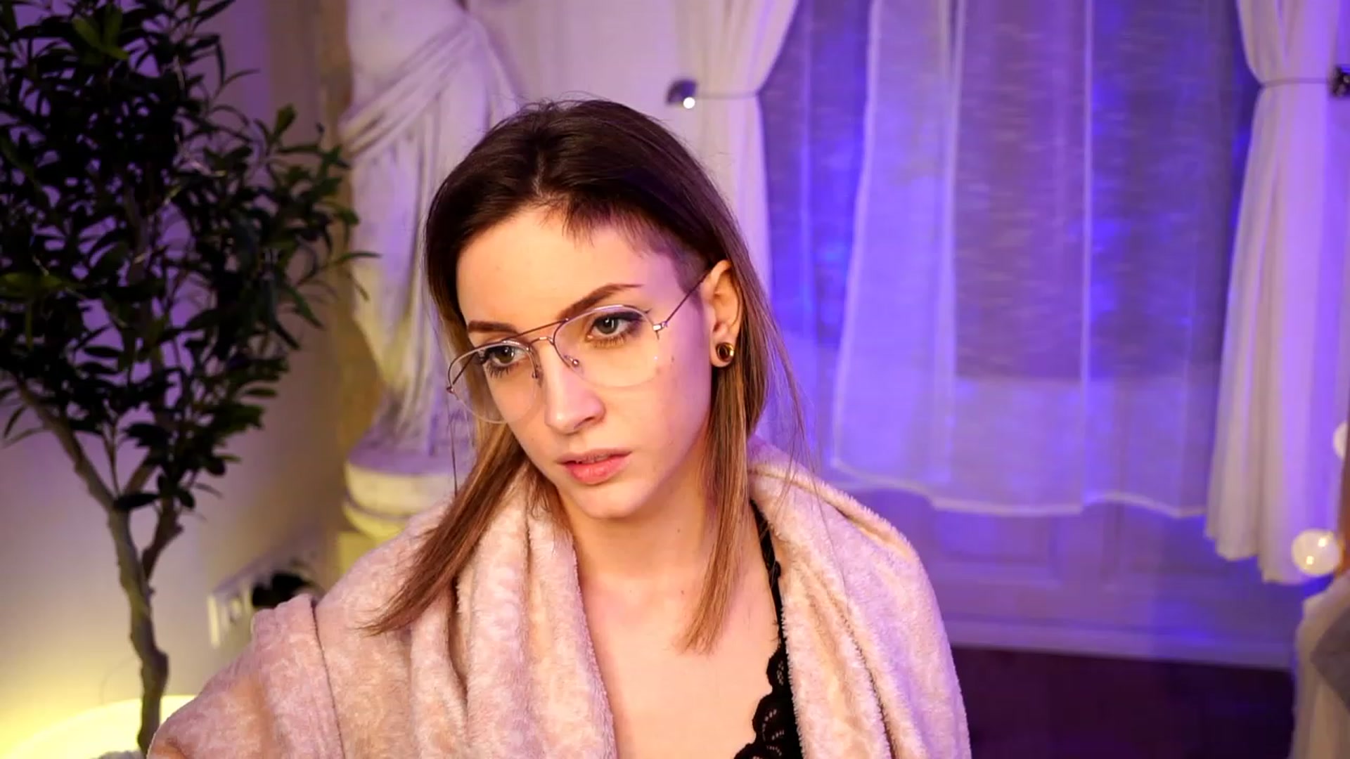 Gallery image thumbnail from Kend_dall's myfreecams stream on, 04/02/2023, 15:30 image 17 of 20