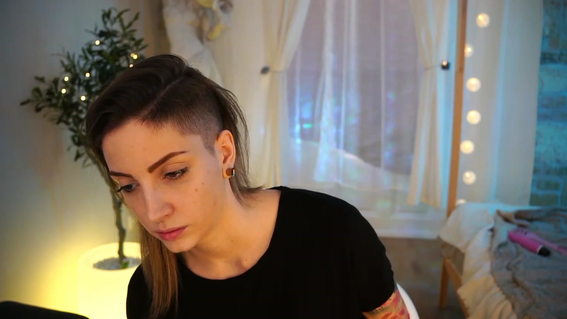 Gallery image thumbnail from Kend_dall's myfreecams stream on, 04/28/2023, 07:54 image 6 of 20