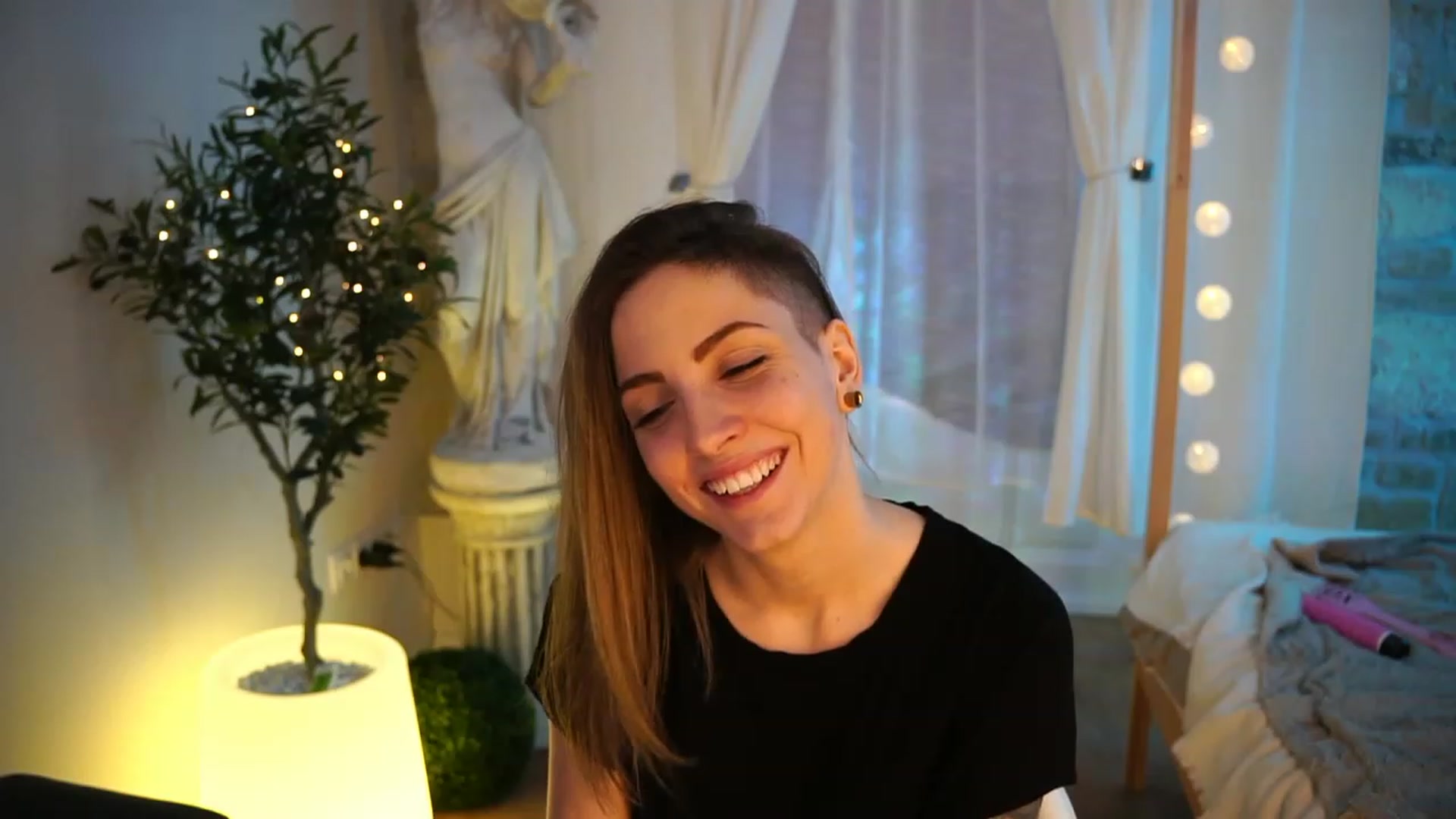 Gallery image thumbnail from Kend_dall's myfreecams stream on, 04/28/2023, 07:54 image 9 of 20