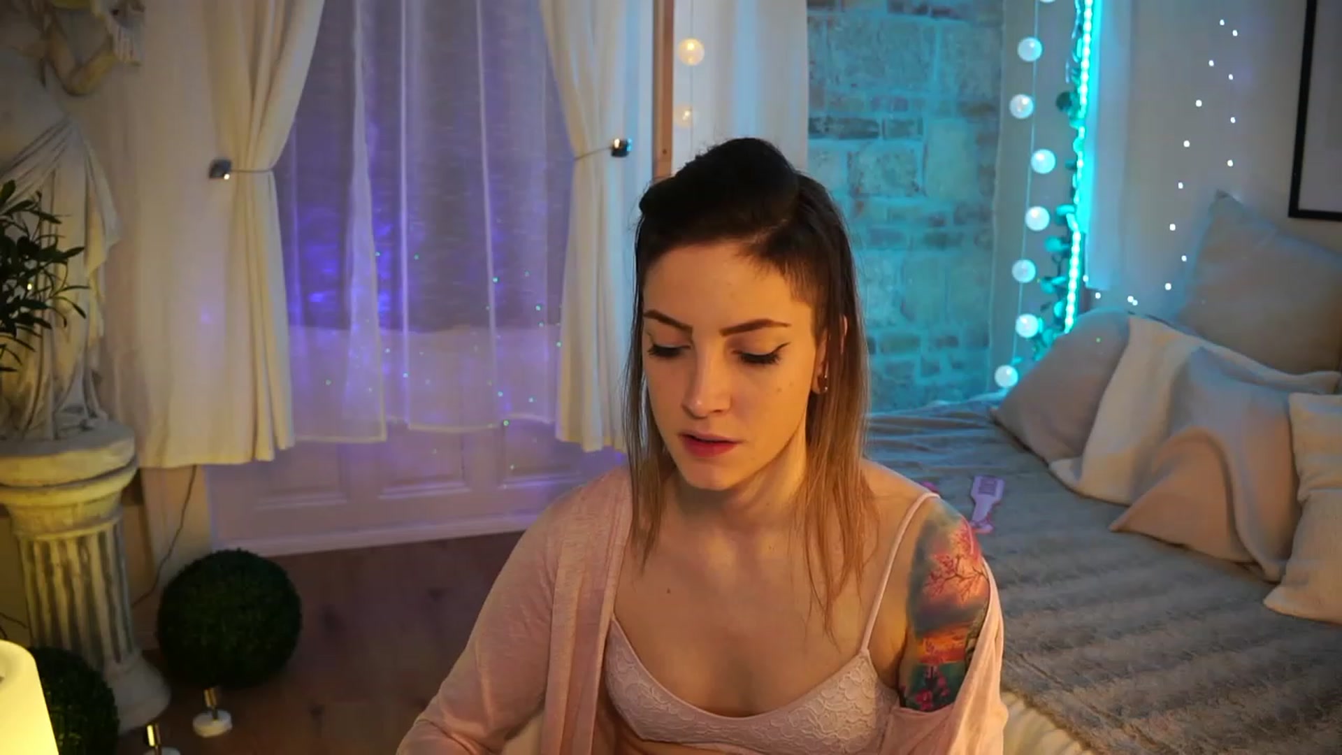 Gallery image thumbnail from Kend_dall's myfreecams stream on, 05/01/2023, 06:00 image 3 of 20