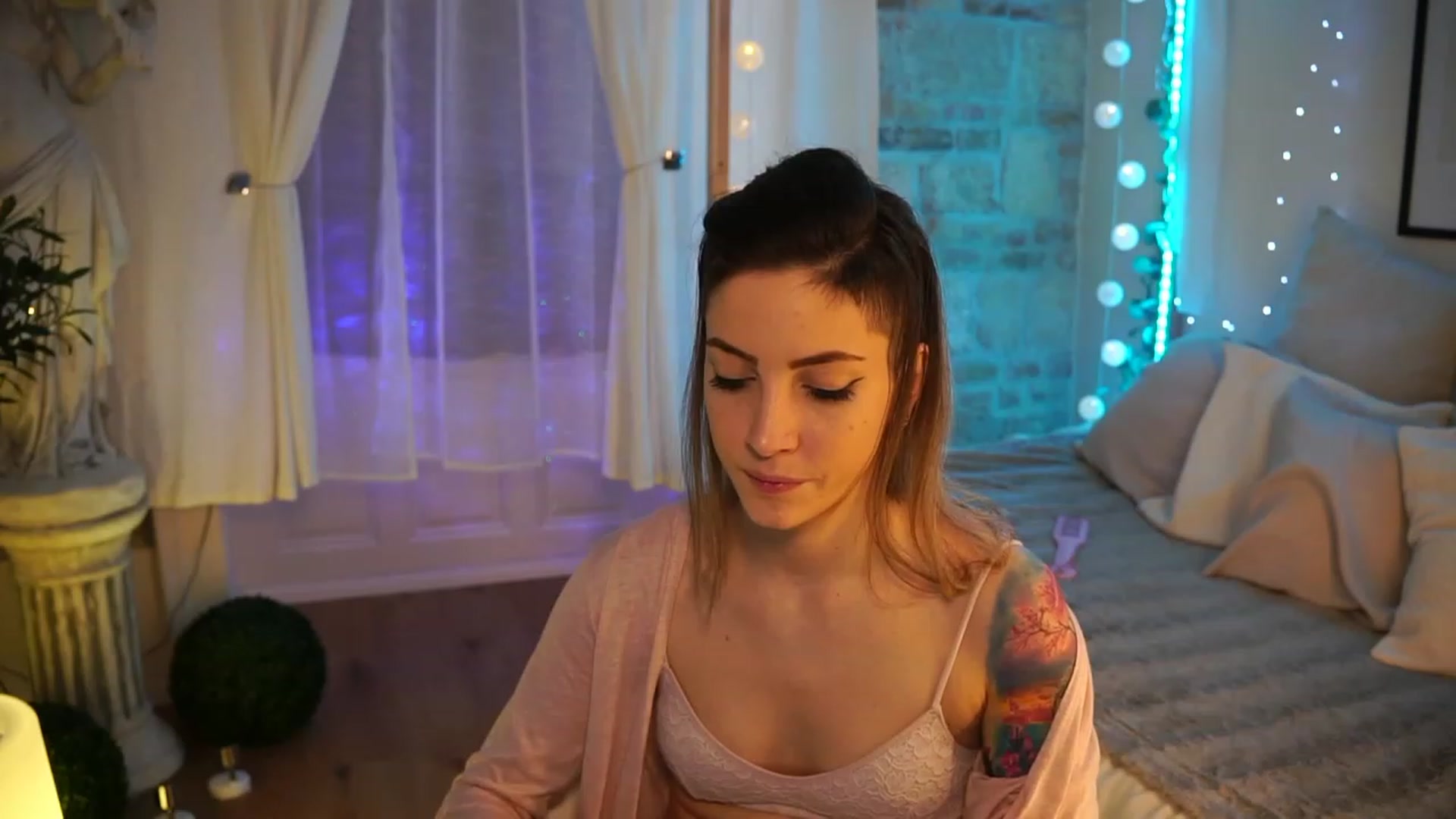 Gallery image thumbnail from Kend_dall's myfreecams stream on, 05/01/2023, 06:00 image 2 of 20