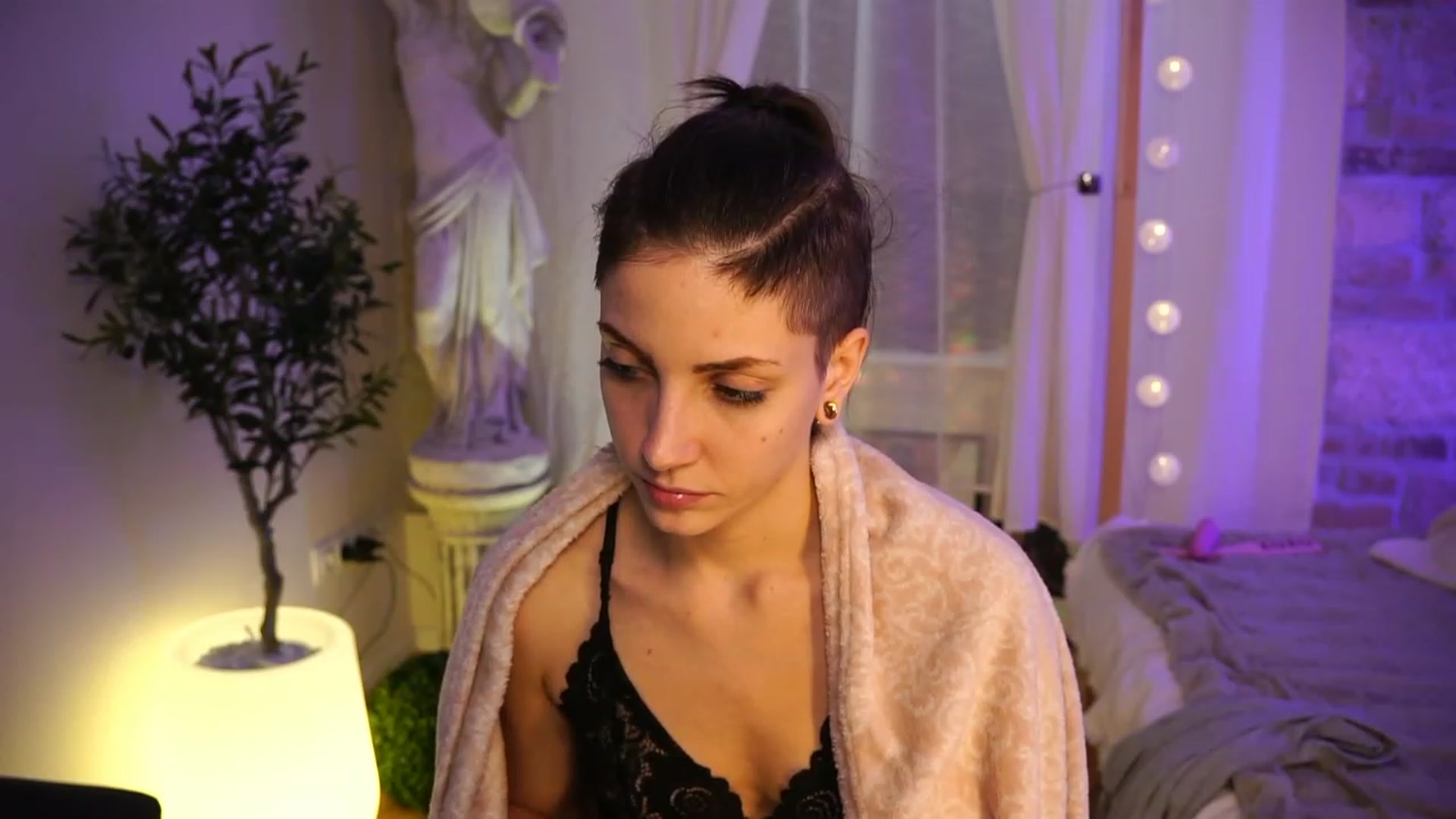 Gallery image thumbnail from Kend_dall's myfreecams stream on, 05/10/2023, 08:22 image 6 of 20