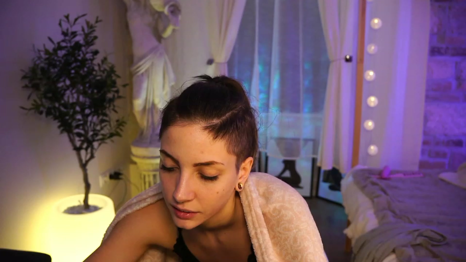Gallery image thumbnail from Kend_dall's myfreecams stream on, 05/10/2023, 08:22 image 7 of 20