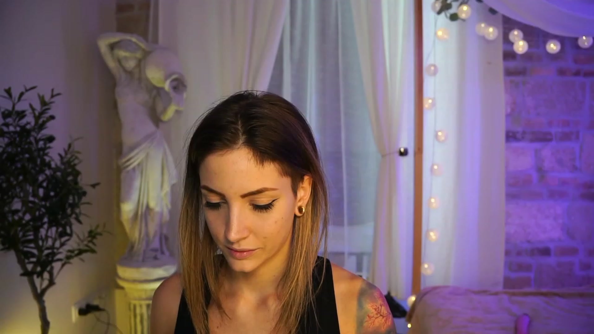 Gallery image thumbnail from Kend_dall's myfreecams stream on, 05/18/2023, 12:42 image 18 of 20