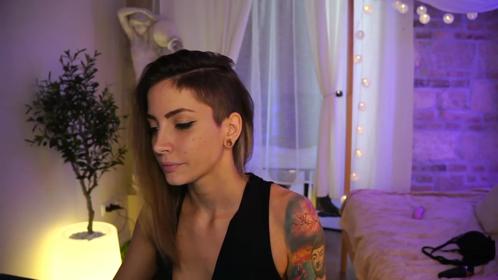 Gallery image thumbnail from Kend_dall's myfreecams stream on, 05/18/2023, 13:03 image 13 of 20