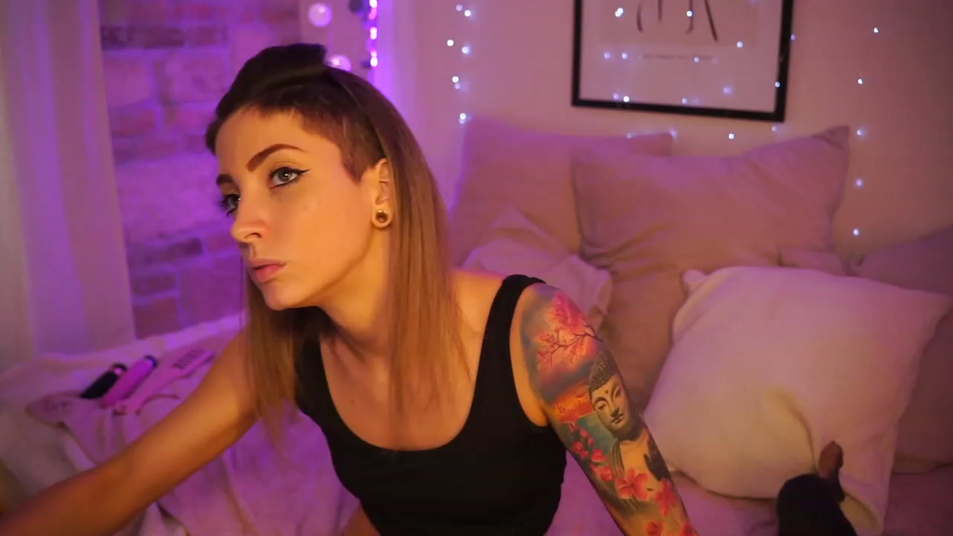 Gallery image thumbnail from Kend_dall's myfreecams stream on, 05/19/2023, 15:10 image 1 of 20