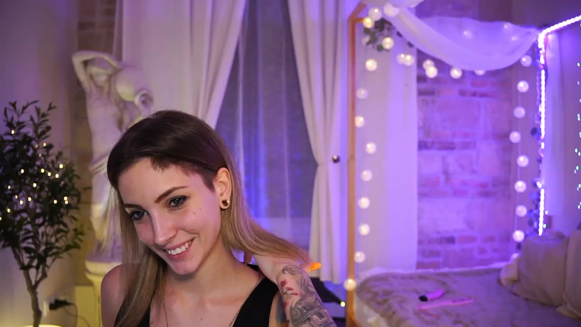 Gallery image thumbnail from Kend_dall's myfreecams stream on, 05/22/2023, 18:26 image 16 of 20