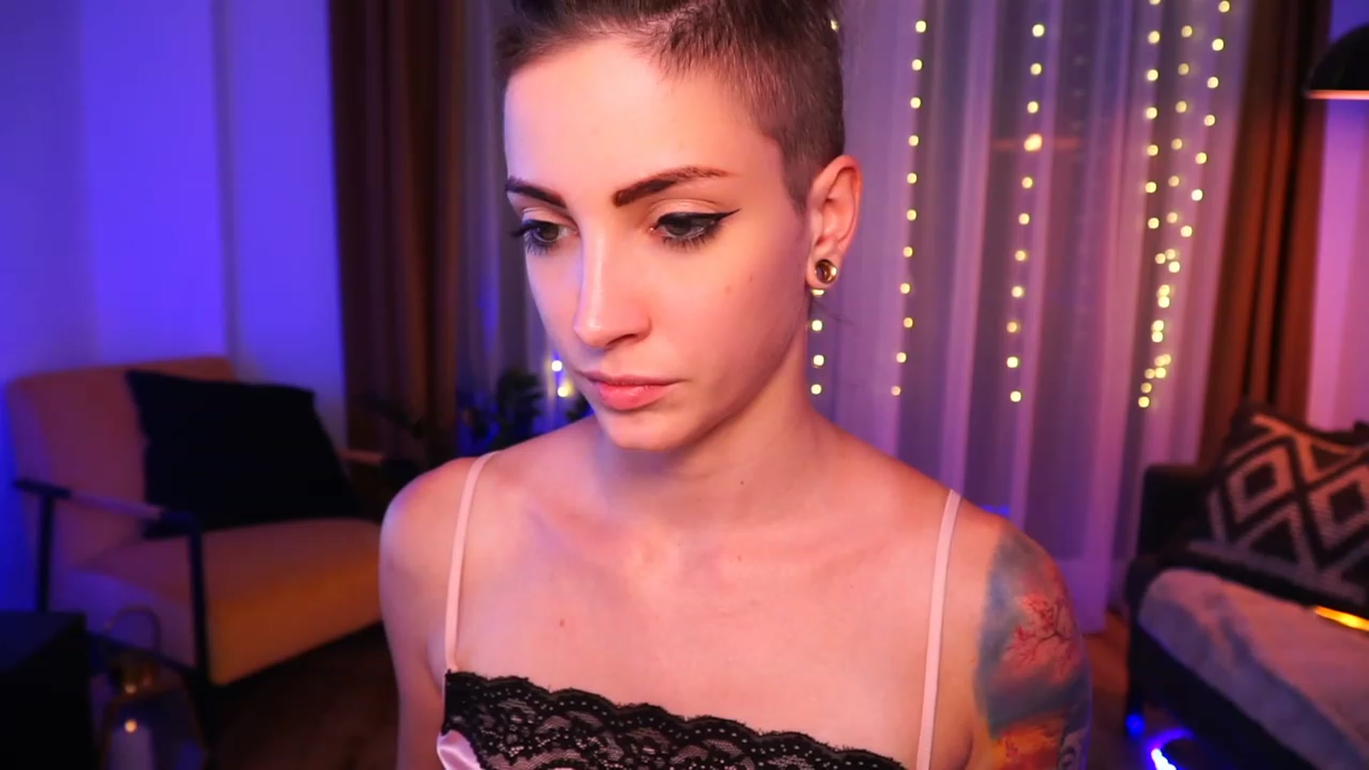 Gallery image thumbnail from Kend_dall's myfreecams stream on, 07/03/2023, 20:00 image 12 of 20