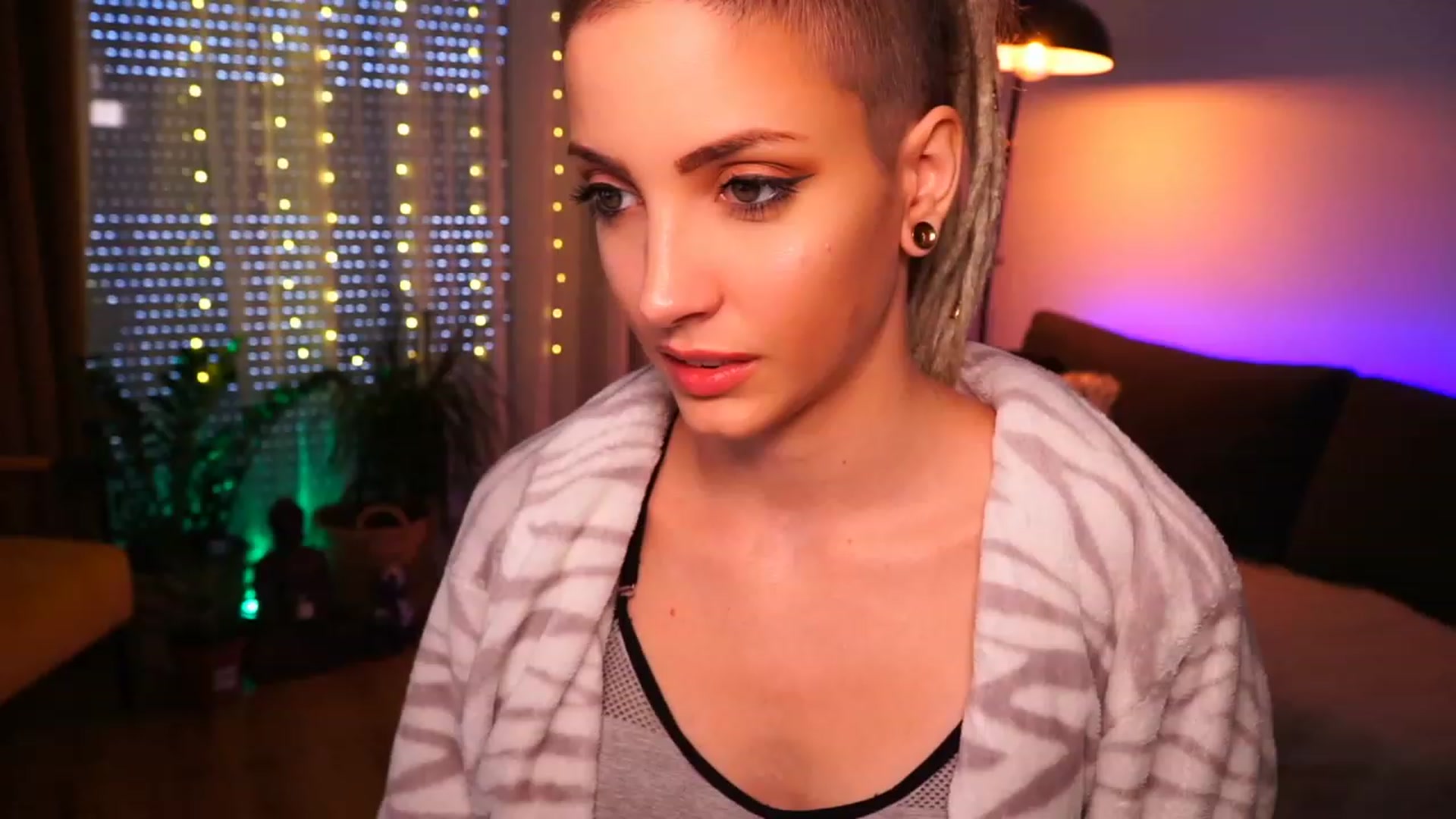 Gallery image thumbnail from Kend_dall's myfreecams stream on, 08/08/2023, 07:14 image 1 of 20