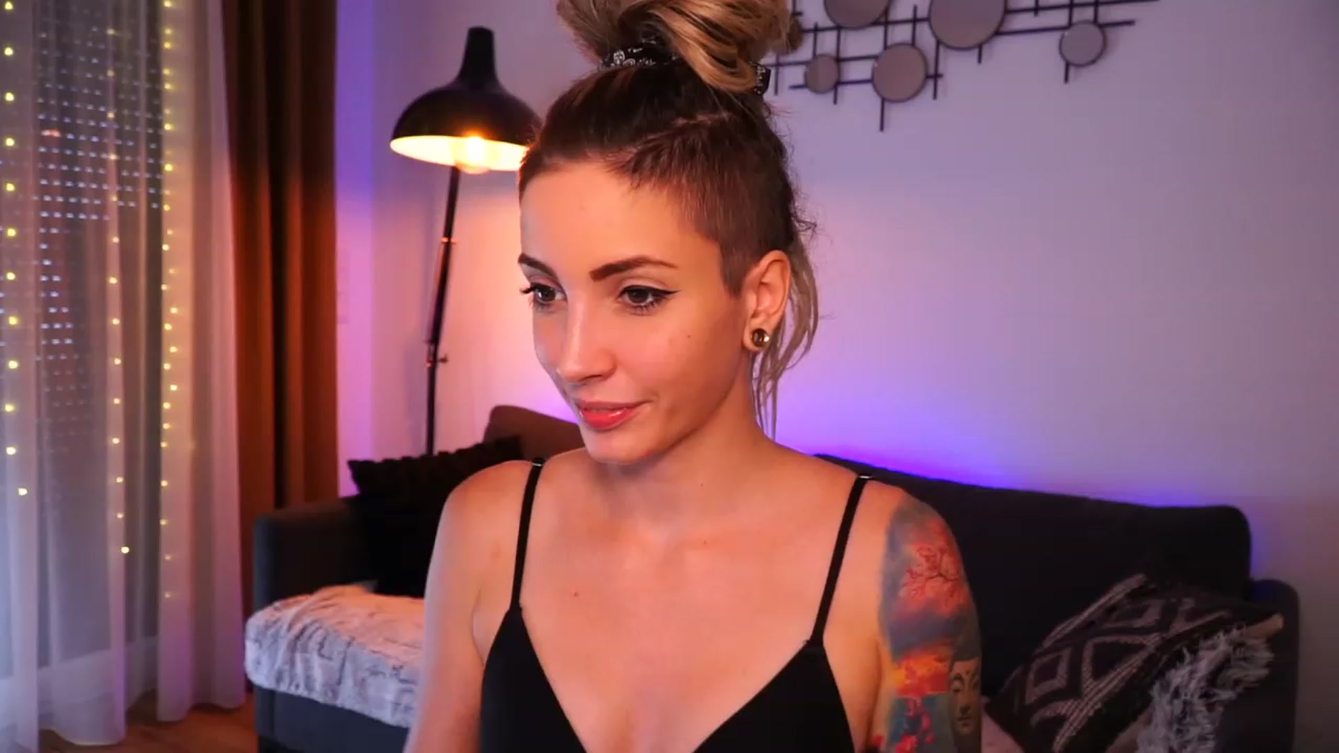 Gallery image thumbnail from Kend_dall's myfreecams stream on, 08/18/2023, 14:35 image 18 of 20