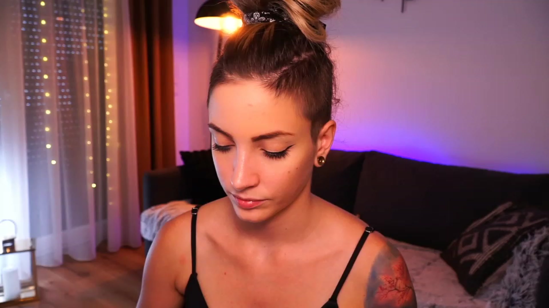 Gallery image thumbnail from Kend_dall's myfreecams stream on, 08/18/2023, 14:35 image 19 of 20