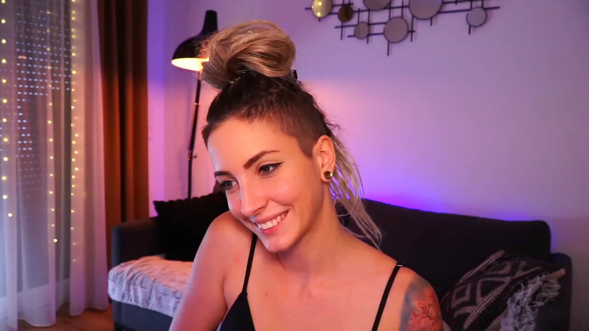 Gallery image thumbnail from Kend_dall's myfreecams stream on, 08/18/2023, 14:35 image 16 of 20