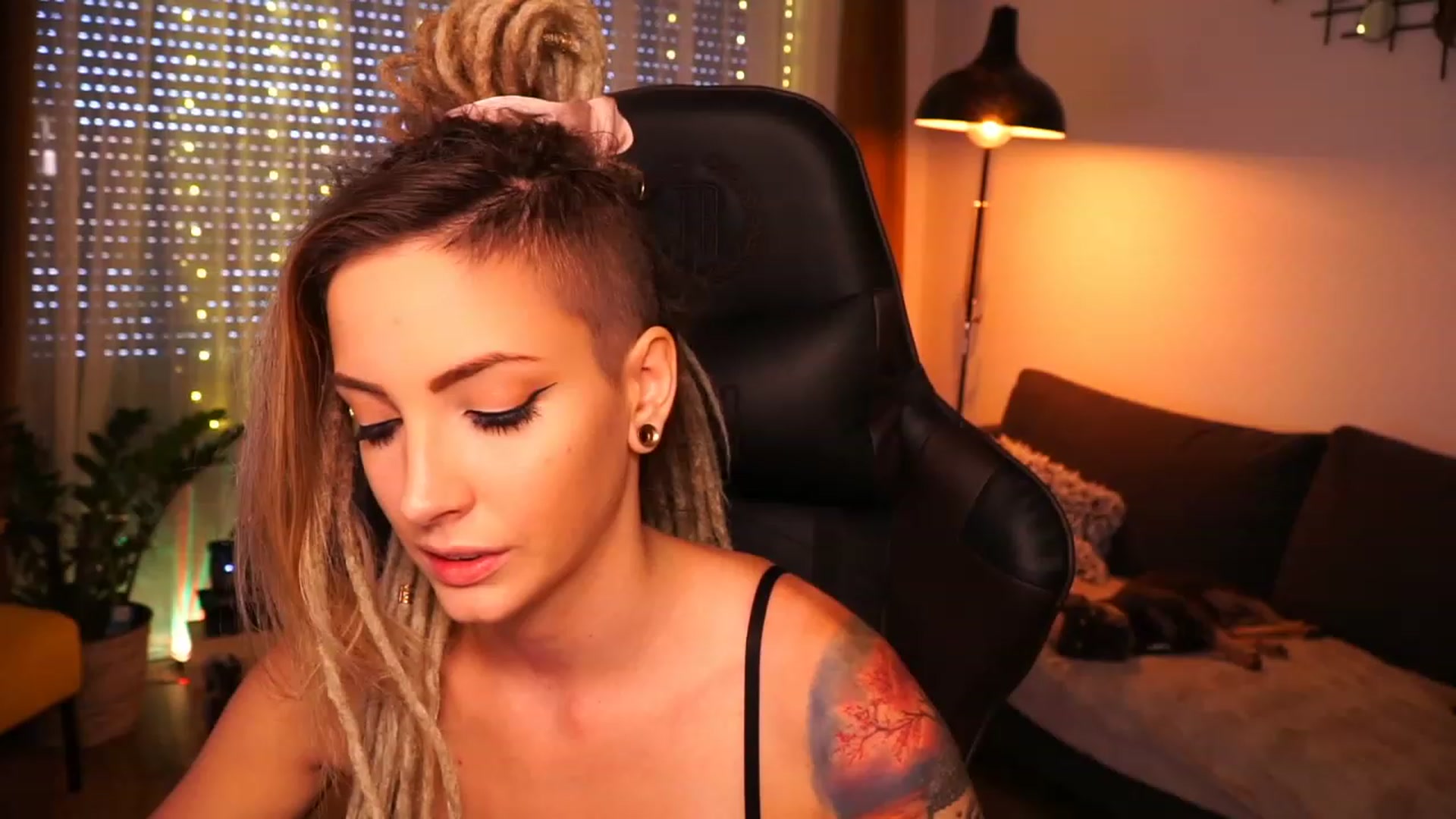 Gallery image thumbnail from Kend_dall's myfreecams stream on, 08/31/2023, 10:20 image 1 of 20