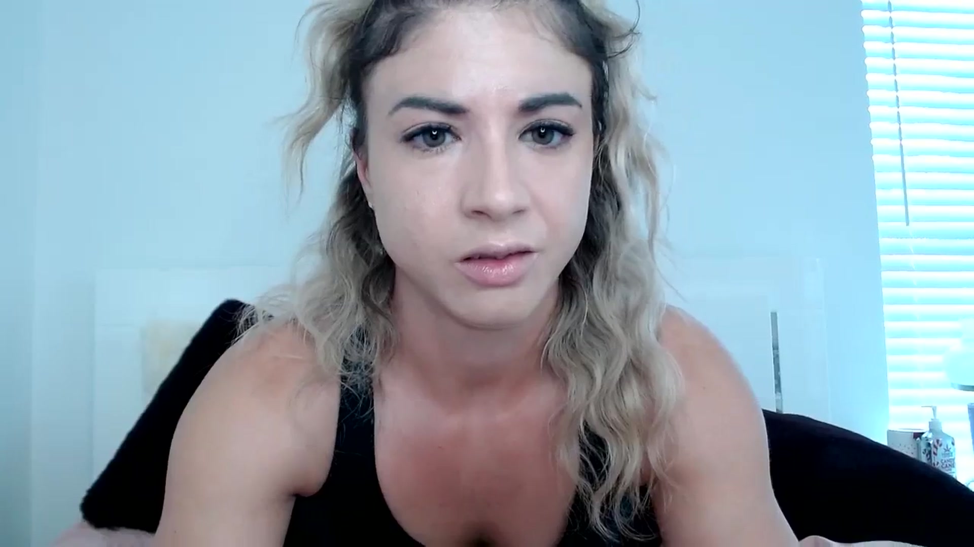 Gallery image thumbnail from KendallK1's myfreecams stream on, 03/10/2024, 15:04 image 18 of 20