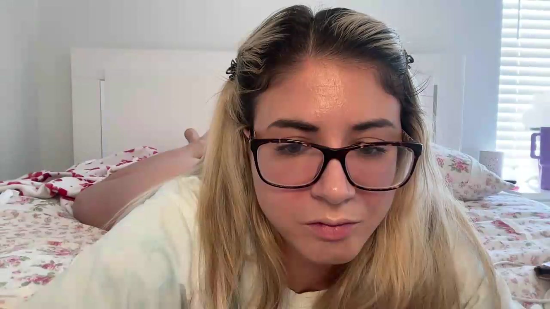 Gallery image thumbnail from KendallK1's myfreecams stream on, 06/22/2026, 19:19 image 17 of 20