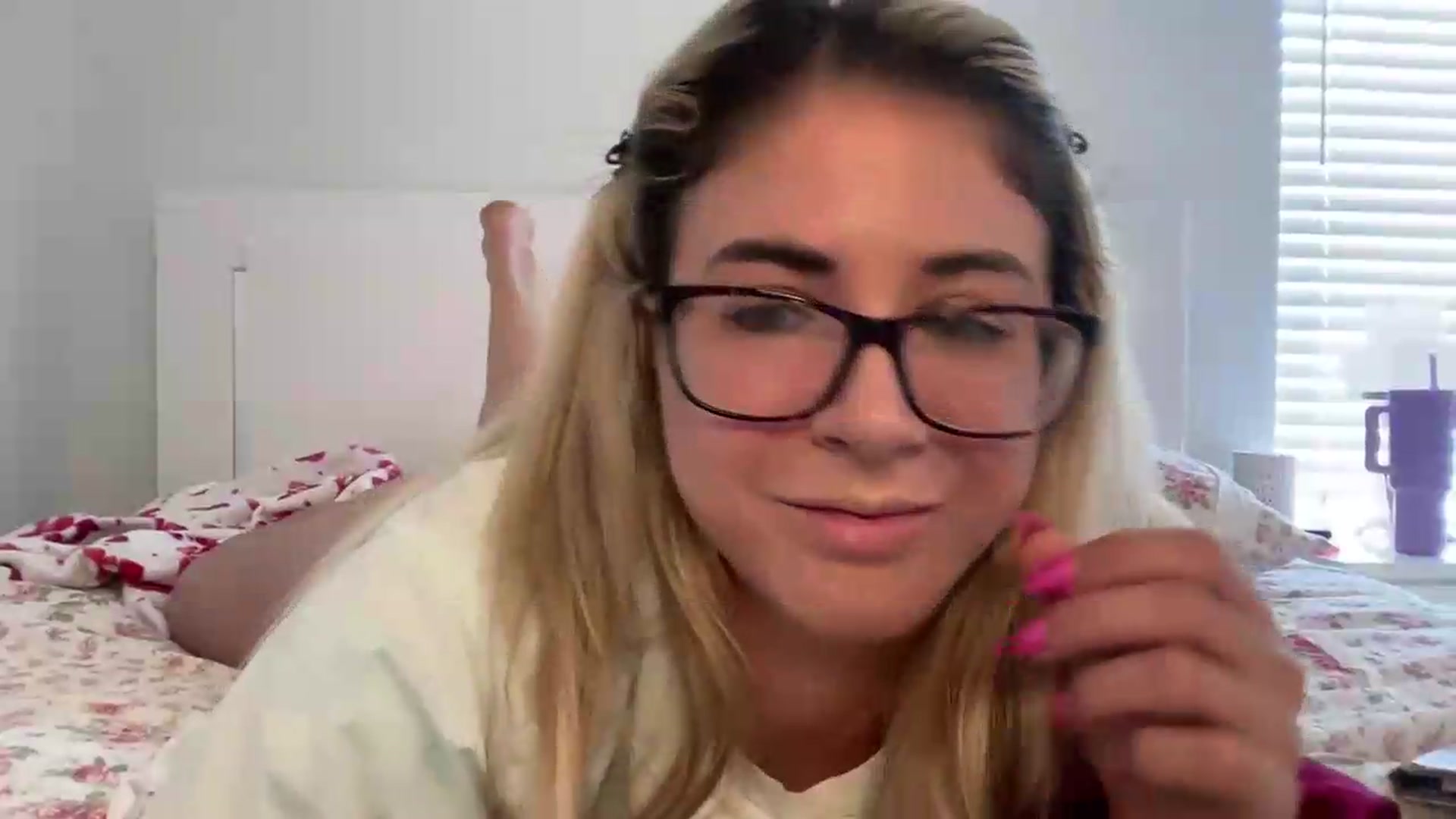 Gallery image thumbnail from KendallK1's myfreecams stream on, 06/22/2026, 19:19 image 15 of 20