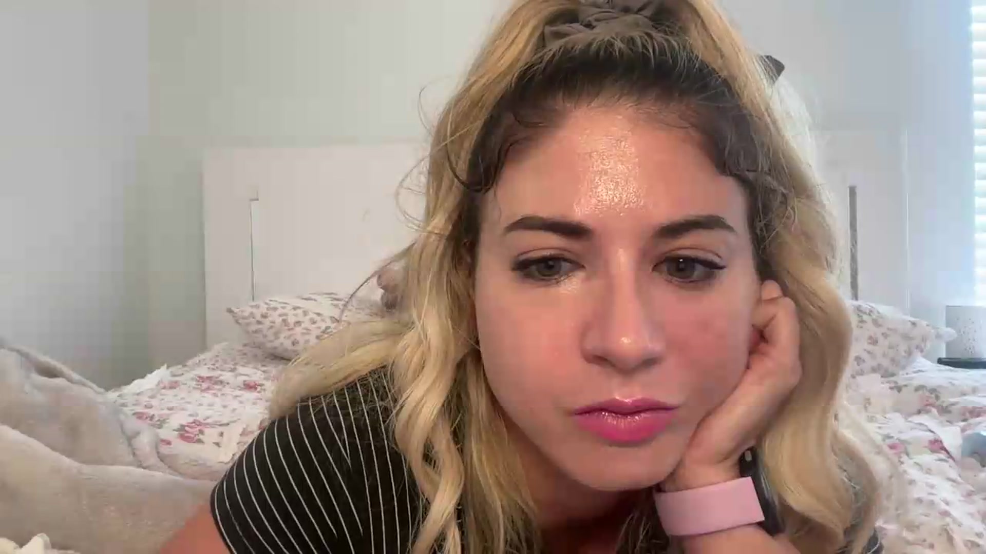 Gallery image thumbnail from KendallK1's myfreecams stream on, 06/30/2026, 16:19 image 17 of 20