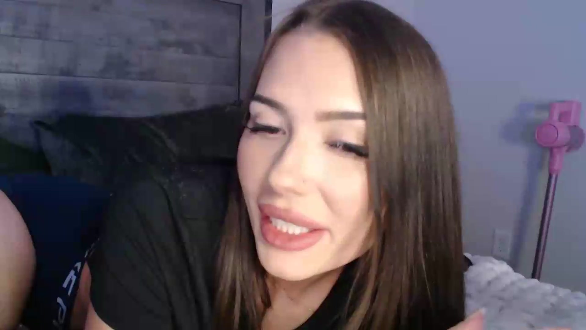 Gallery image thumbnail from Kendallmoore's myfreecams stream on, 07/20/2026, 05:24 image 19 of 20