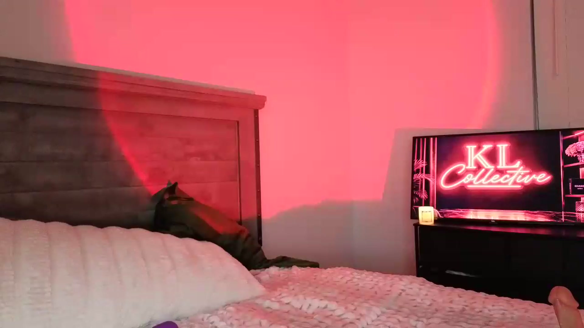 Gallery image thumbnail from Kendallmoore's myfreecams stream on, 08/05/2026, 06:05 image 12 of 20