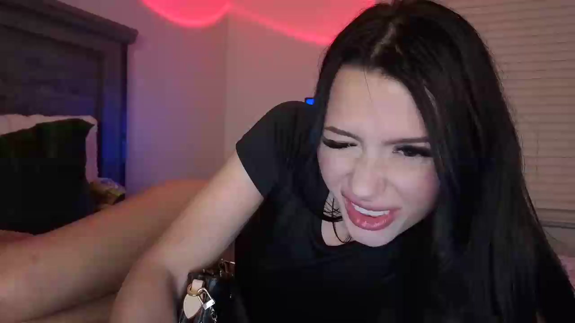 Gallery image thumbnail from Kendallmoore's myfreecams stream on, 08/18/2026, 04:05 image 1 of 20