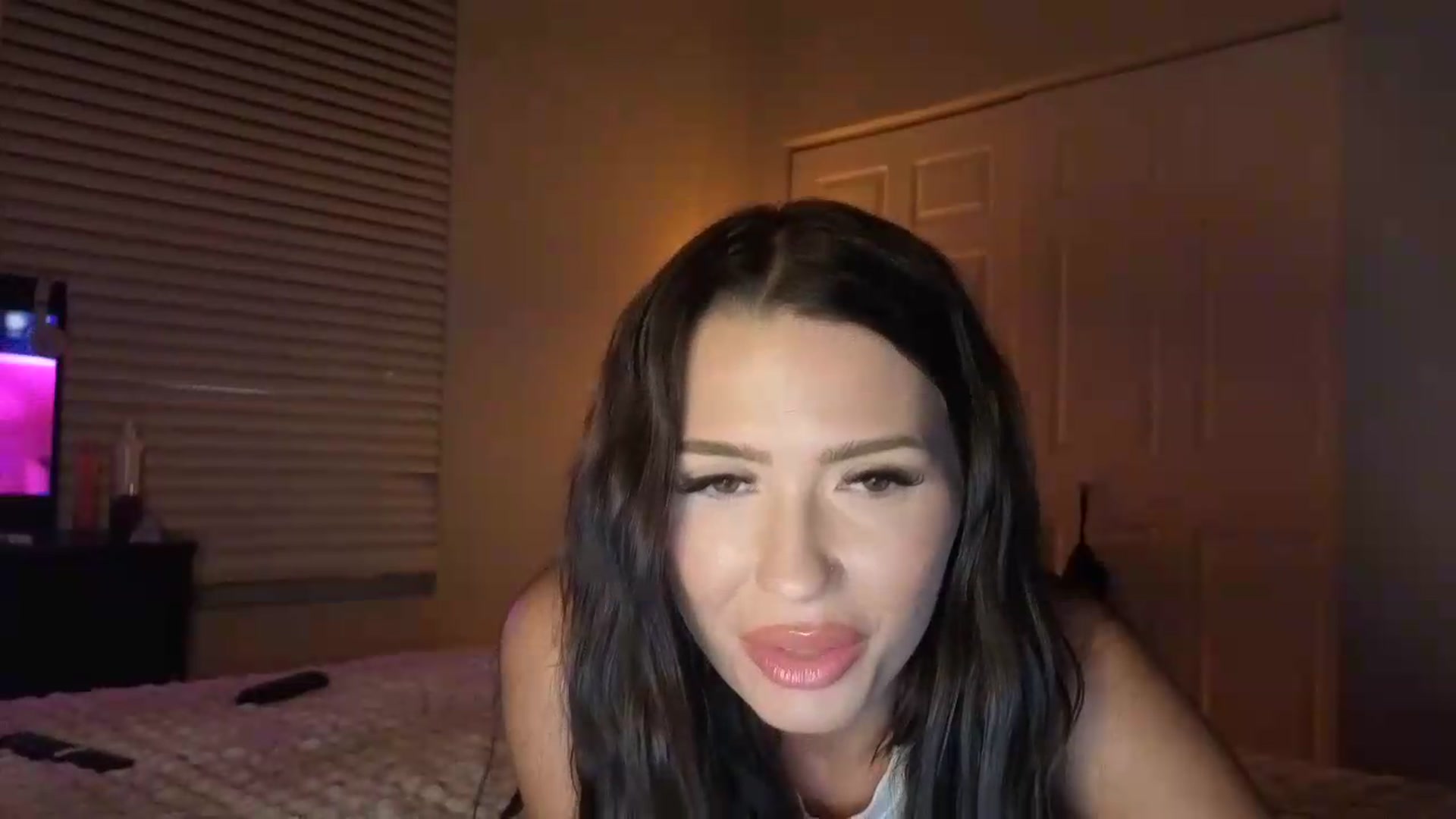 Gallery image thumbnail from Kendallmoore's myfreecams stream on, 09/14/2026, 04:03 image 4 of 20