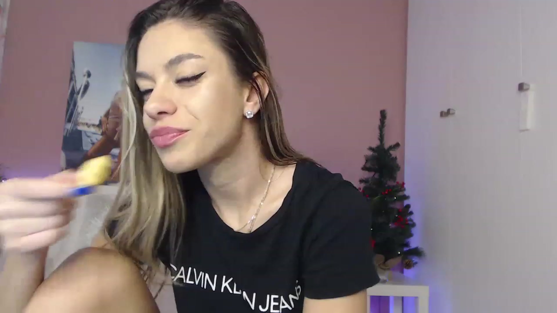 Gallery image thumbnail from Kendraross's myfreecams stream on, 12/27/2022, 15:11 image 14 of 20