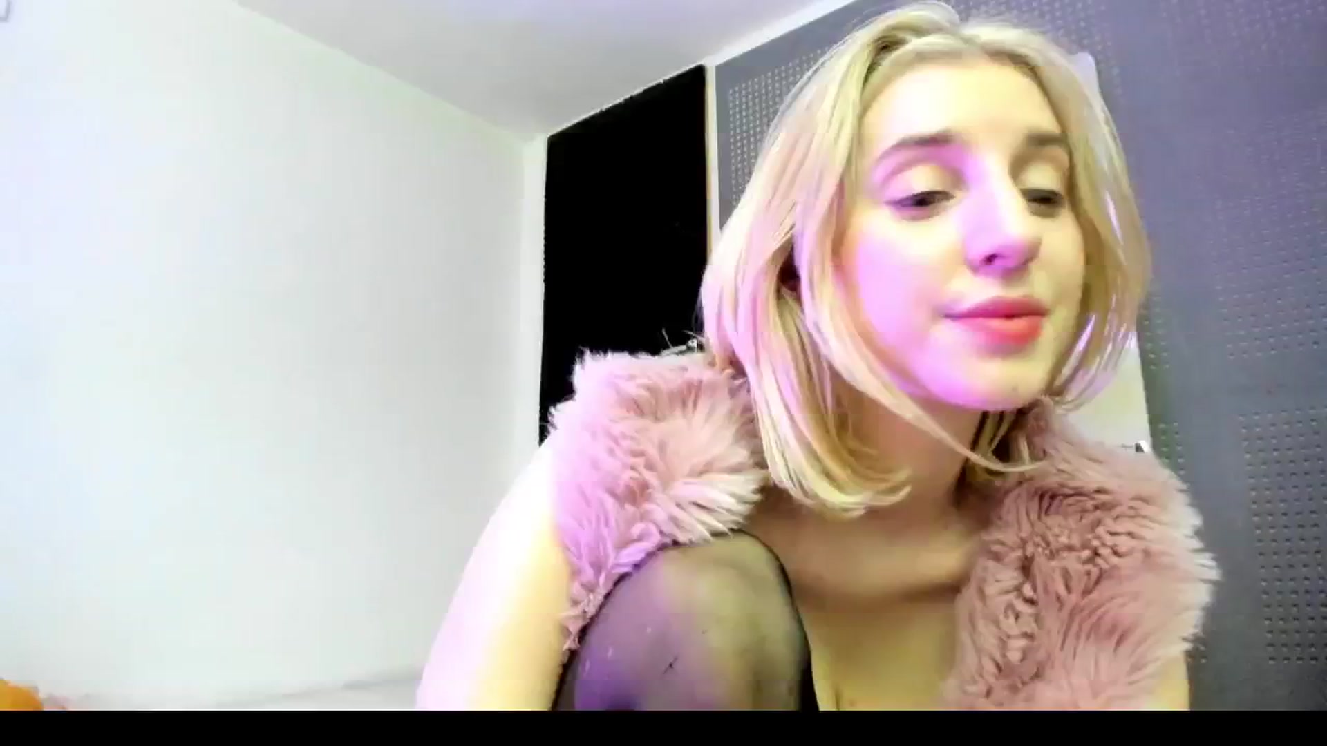 Gallery image thumbnail from KenzieDawton's myfreecams stream on, 02/18/2024, 22:41 image 5 of 20