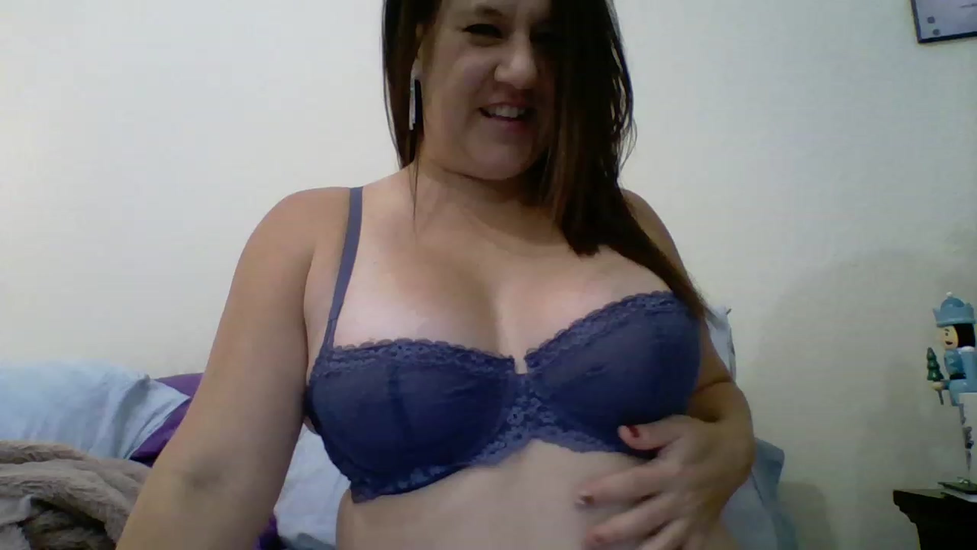 Gallery image thumbnail from Kenzie_leigh's myfreecams stream on, 12/23/2022, 20:45 image 8 of 20