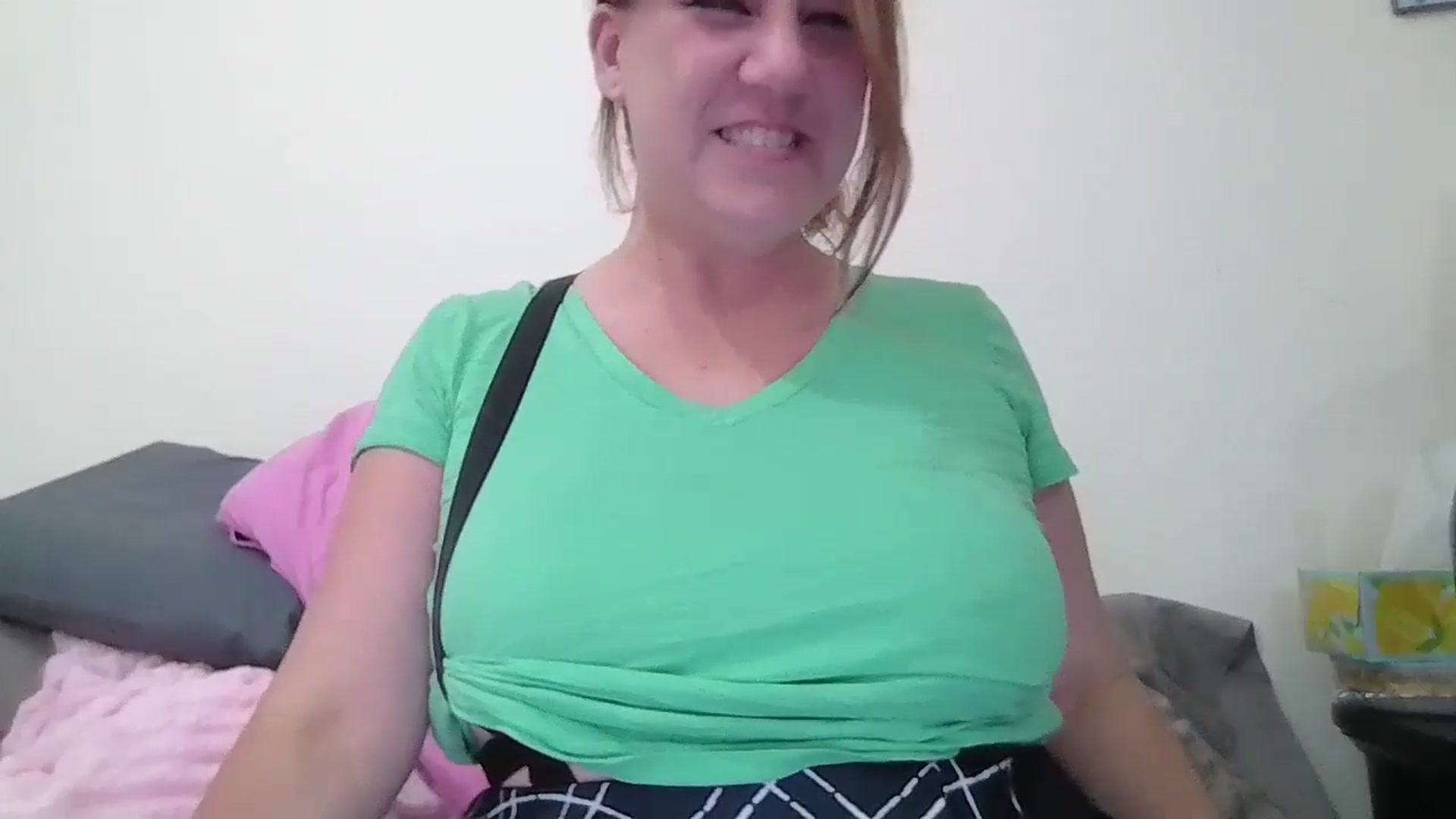 Gallery image thumbnail from Kenzie_leigh's myfreecams stream on, 06/06/2025, 17:58 image 18 of 20