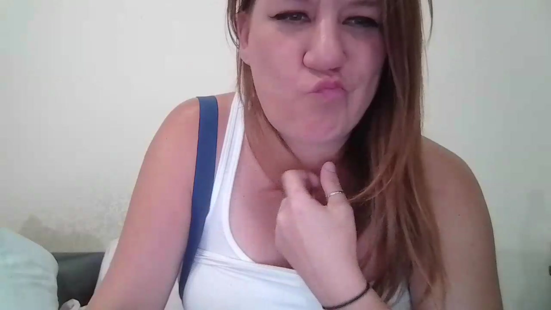 Gallery image thumbnail from Kenzie_leigh's myfreecams stream on, 05/18/2026, 20:35 image 4 of 20