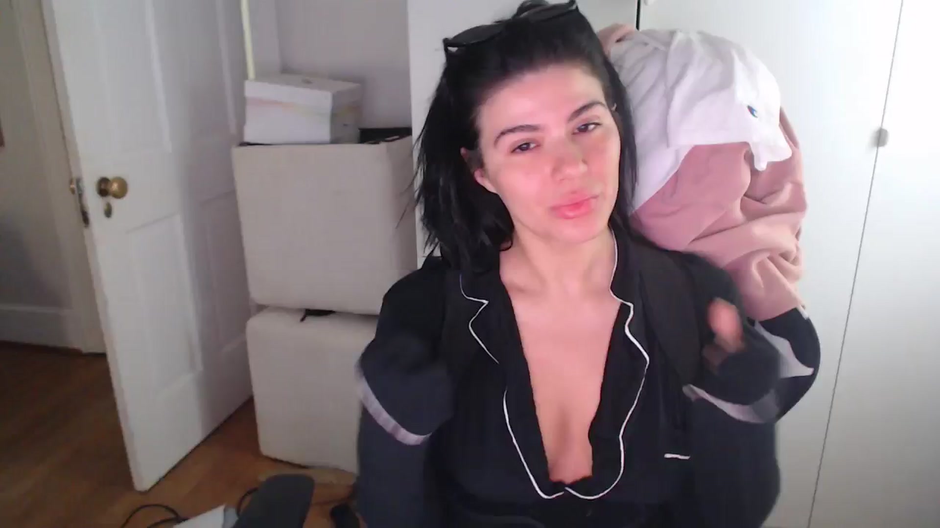 Gallery image thumbnail from Kew__'s myfreecams stream on, 07/19/2025, 16:47 image 15 of 20