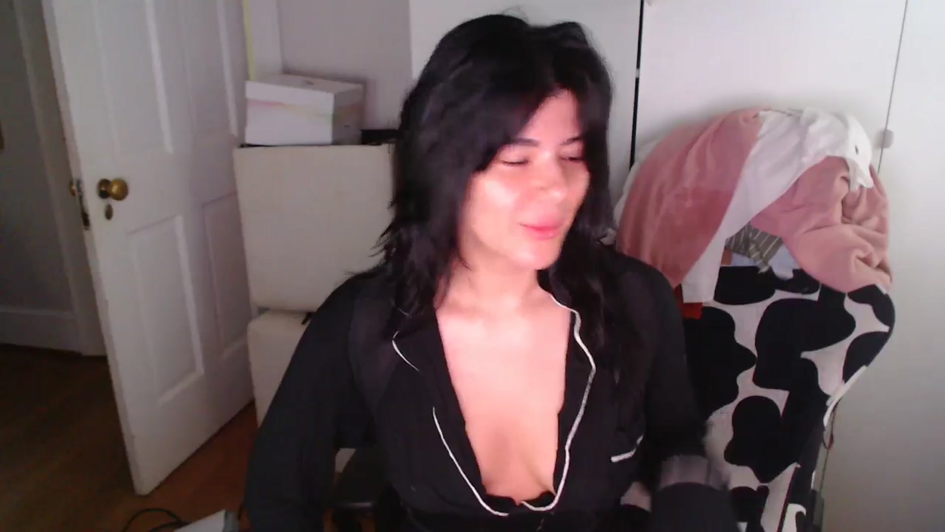 Gallery image thumbnail from Kew__'s myfreecams stream on, 07/19/2025, 16:47 image 12 of 20