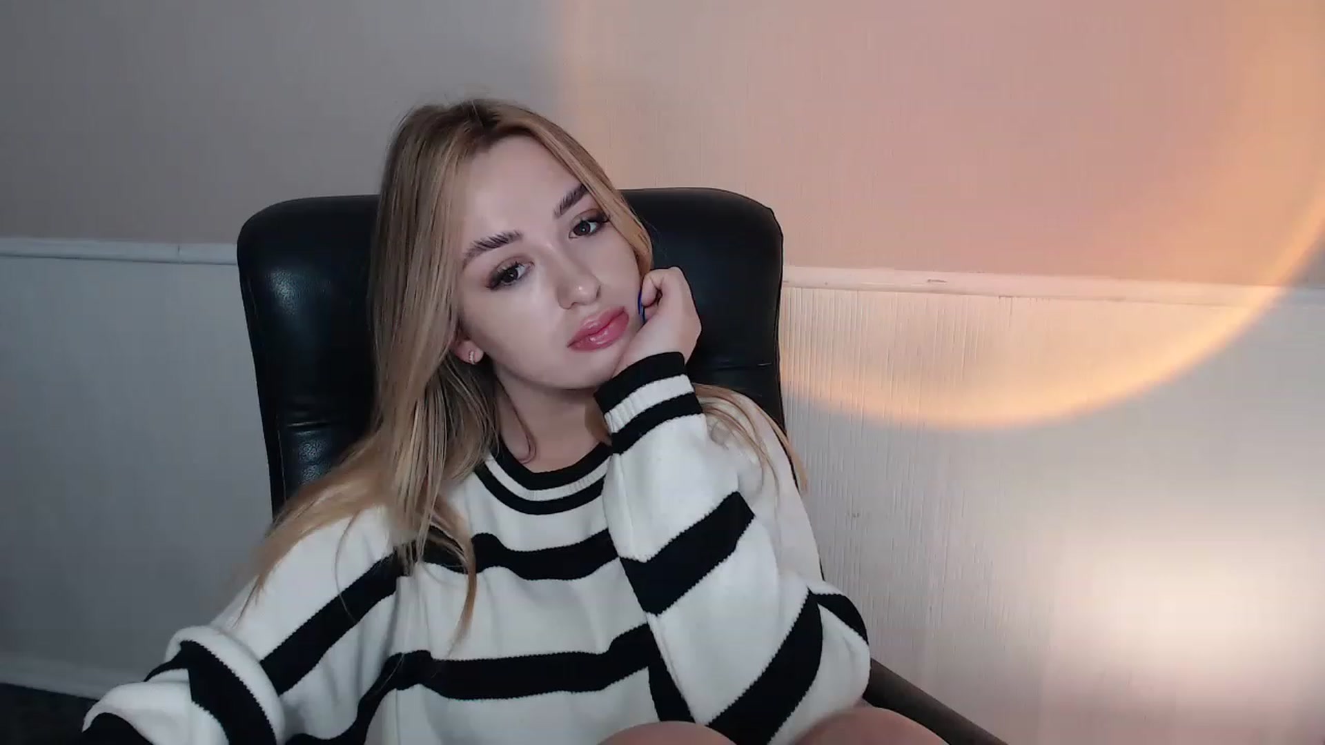Gallery image thumbnail from Keyssi_li's myfreecams stream on, 11/19/2022, 18:13 image 13 of 20