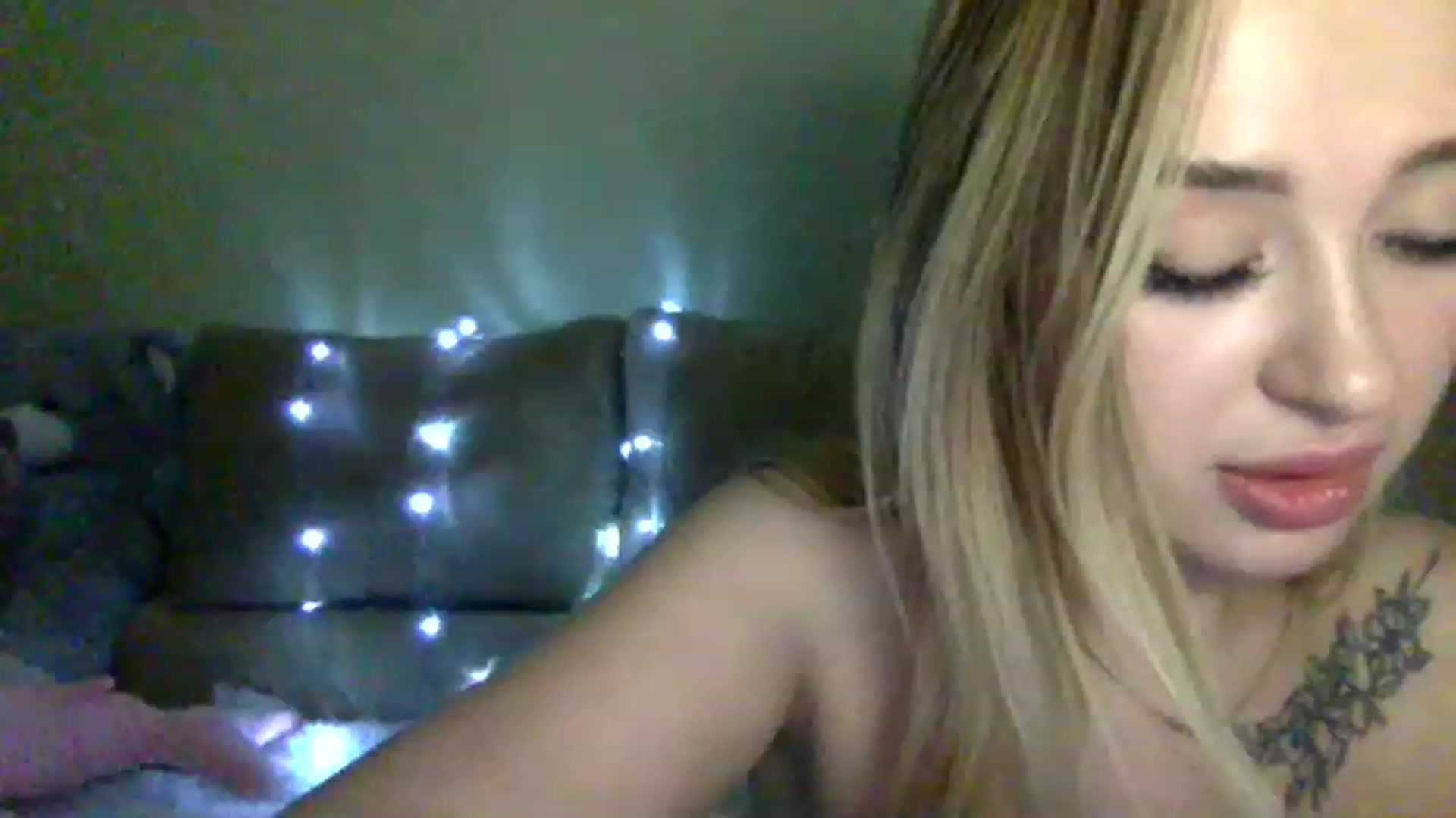 Gallery image thumbnail from Keyssi_li's myfreecams stream on, 12/18/2022, 15:22 image 19 of 20