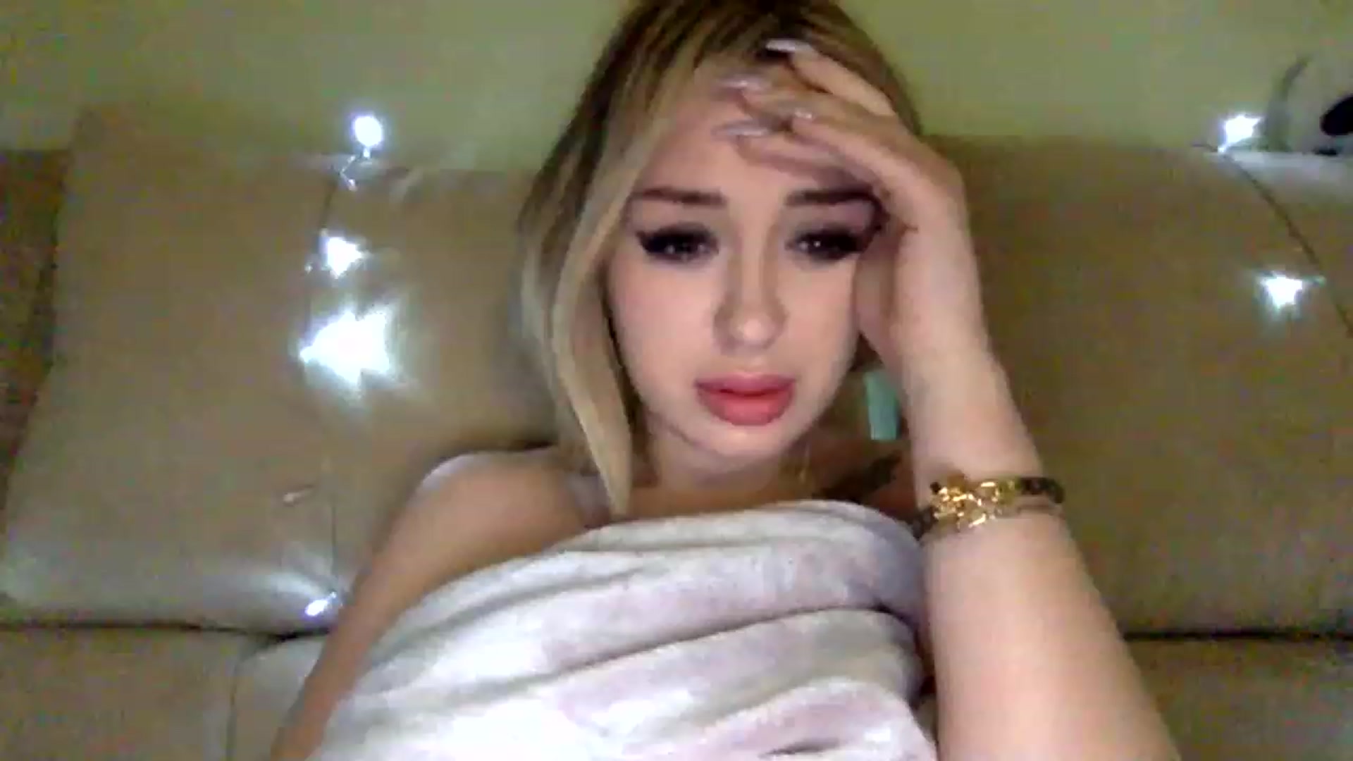 Gallery image thumbnail from Keyssi_li's myfreecams stream on, 12/25/2022, 24:03 image 3 of 20