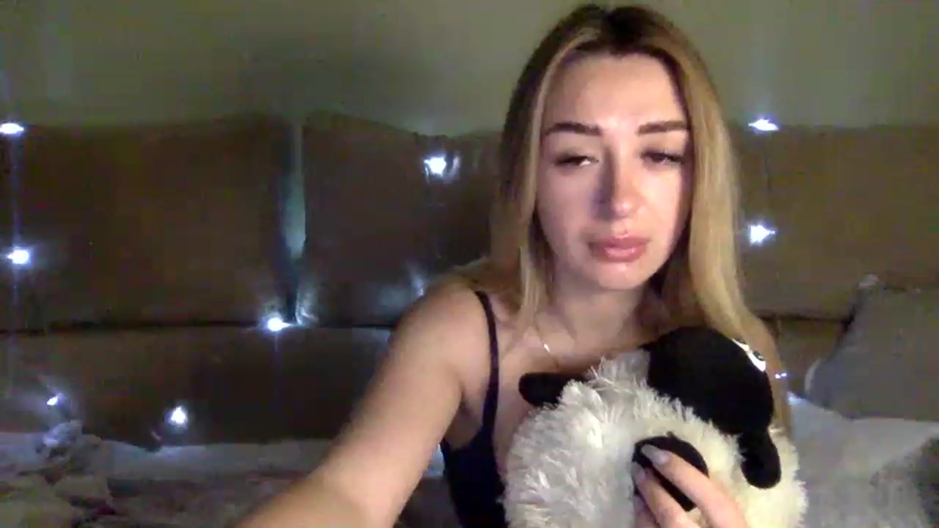 Gallery image thumbnail from Keyssi_li's myfreecams stream on, 12/26/2022, 17:11 image 10 of 20