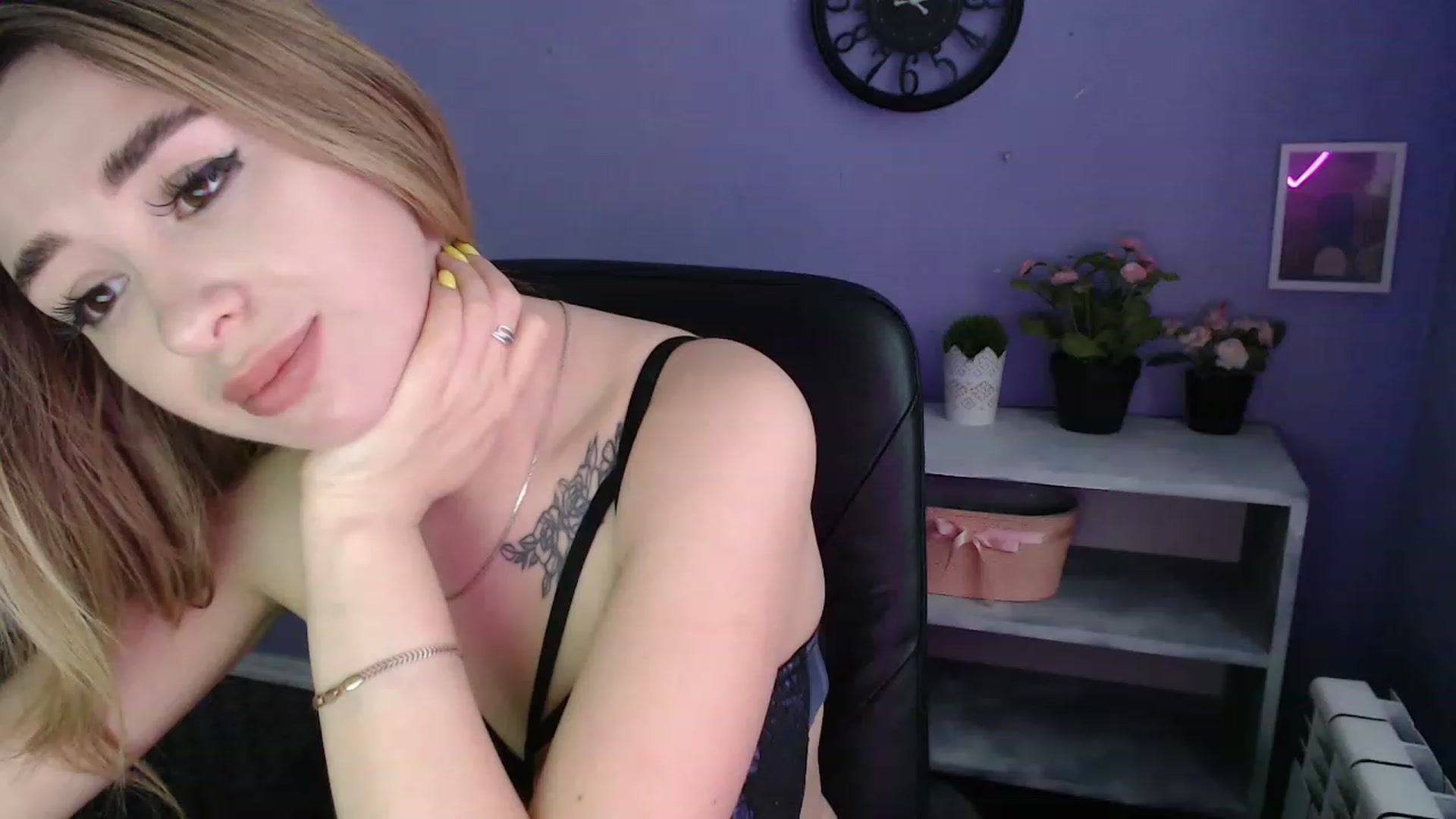 Gallery image thumbnail from Keyssi_li's myfreecams stream on, 03/16/2023, 13:05 image 1 of 20