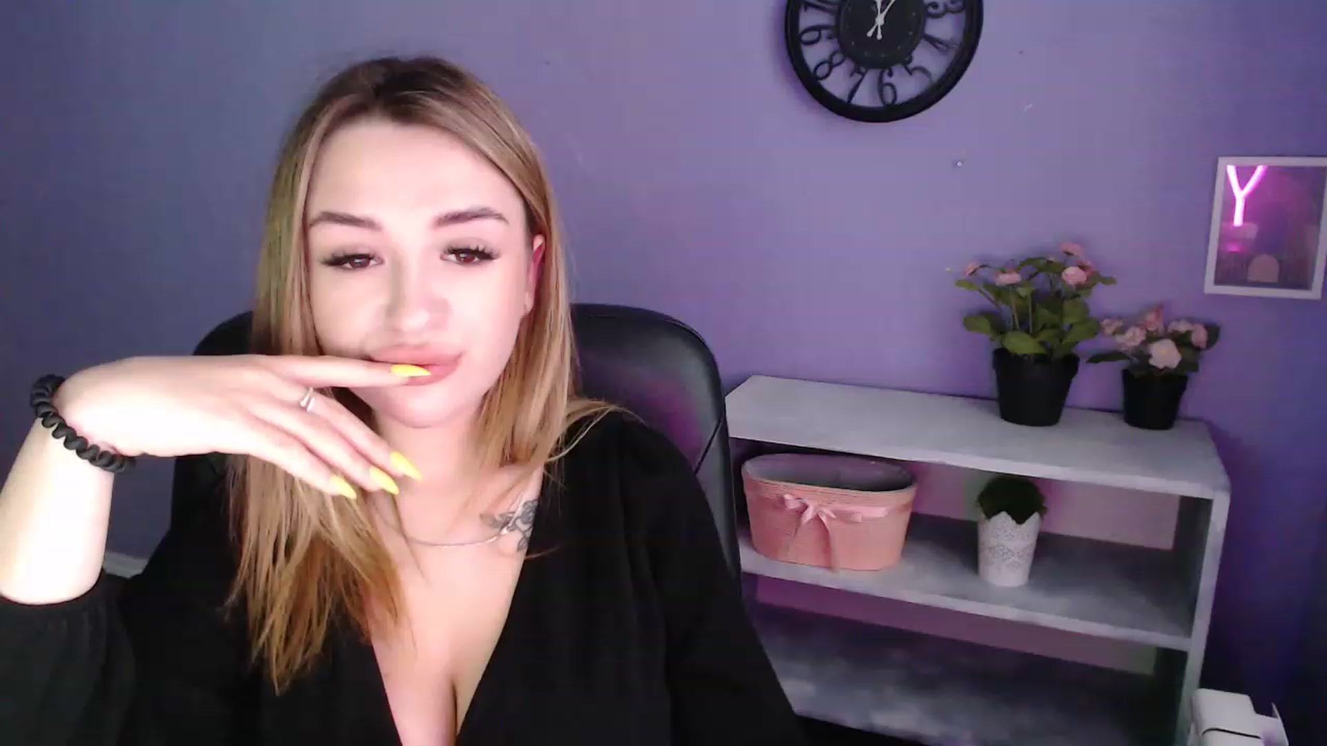 Gallery image thumbnail from Keyssi_li's myfreecams stream on, 03/24/2023, 13:26 image 9 of 20