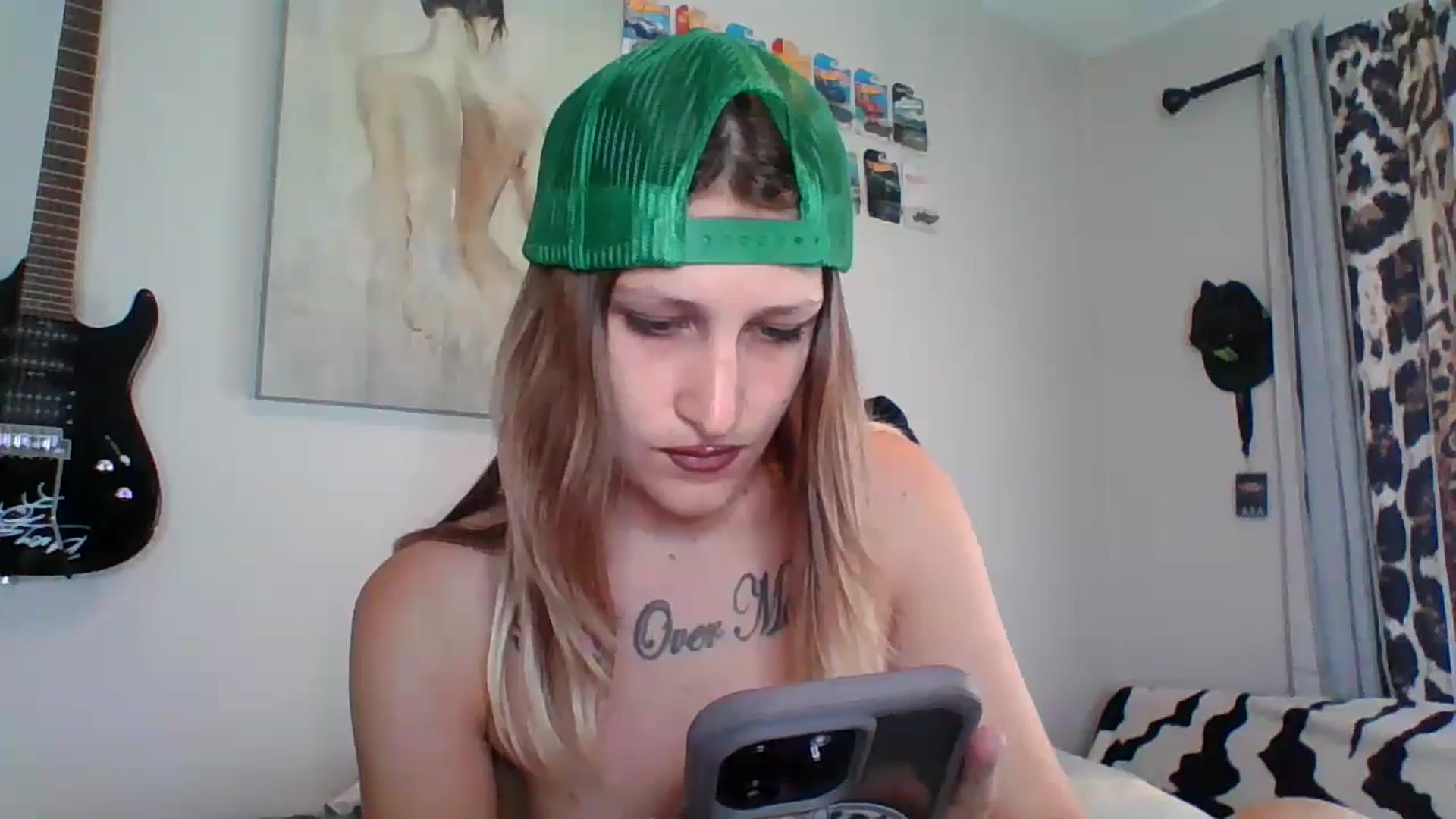 Gallery image thumbnail from Kezzlovesyou's myfreecams stream on, 10/14/2024, 16:40 image 17 of 20