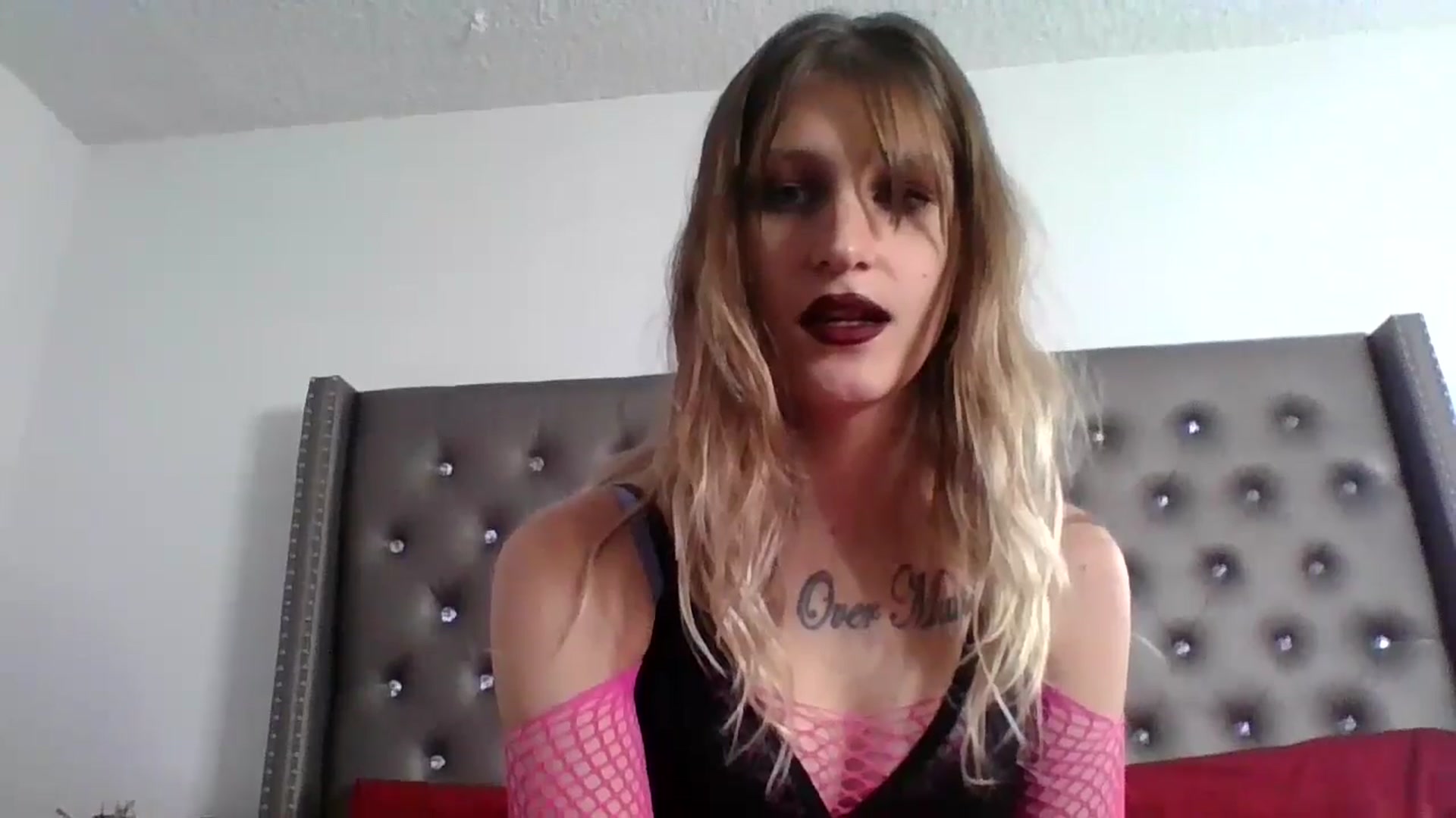 Gallery image thumbnail from Kezzlovesyou's myfreecams stream on, 11/04/2024, 22:41 image 11 of 20